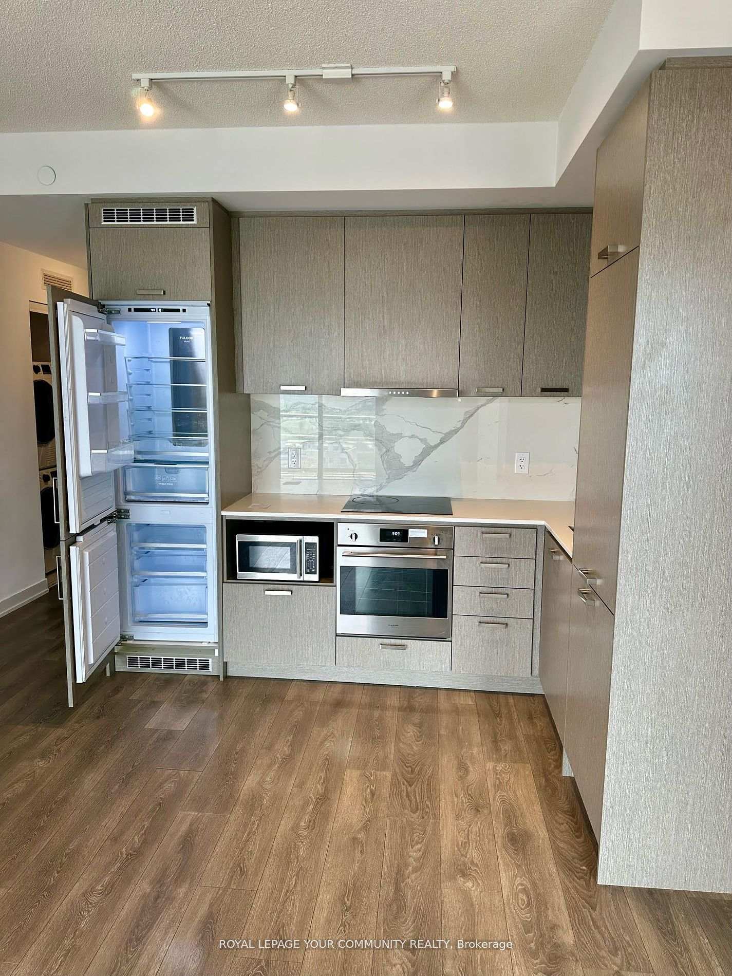 Photo 5 of Unit 1006, 38 Honeycrisp Crescent, Vaughan, Vaughan Corporate Centre — HOMEH
