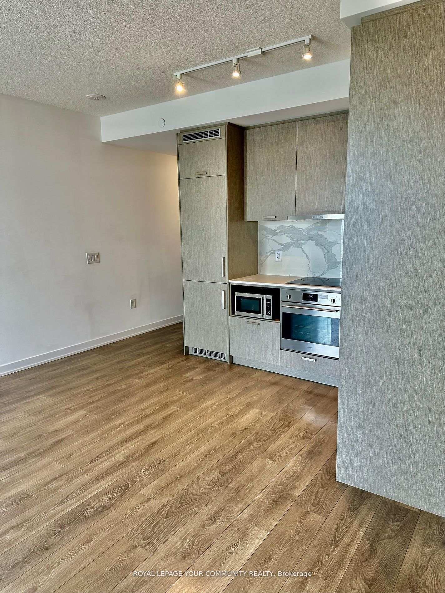 Photo 8 of Unit 1006, 38 Honeycrisp Crescent, Vaughan, Vaughan Corporate Centre — HOMEH