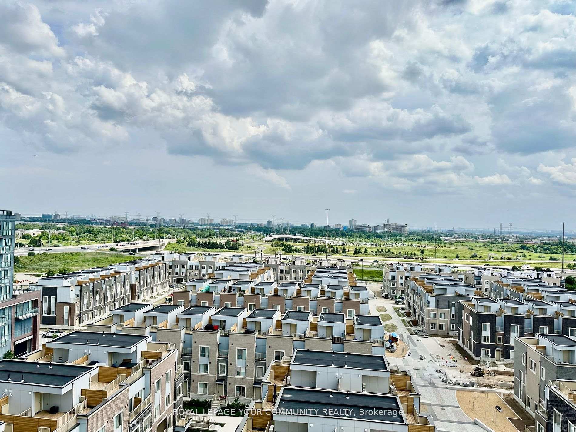 Photo 16 of Unit 1006, 38 Honeycrisp Crescent, Vaughan, Vaughan Corporate Centre — HOMEH