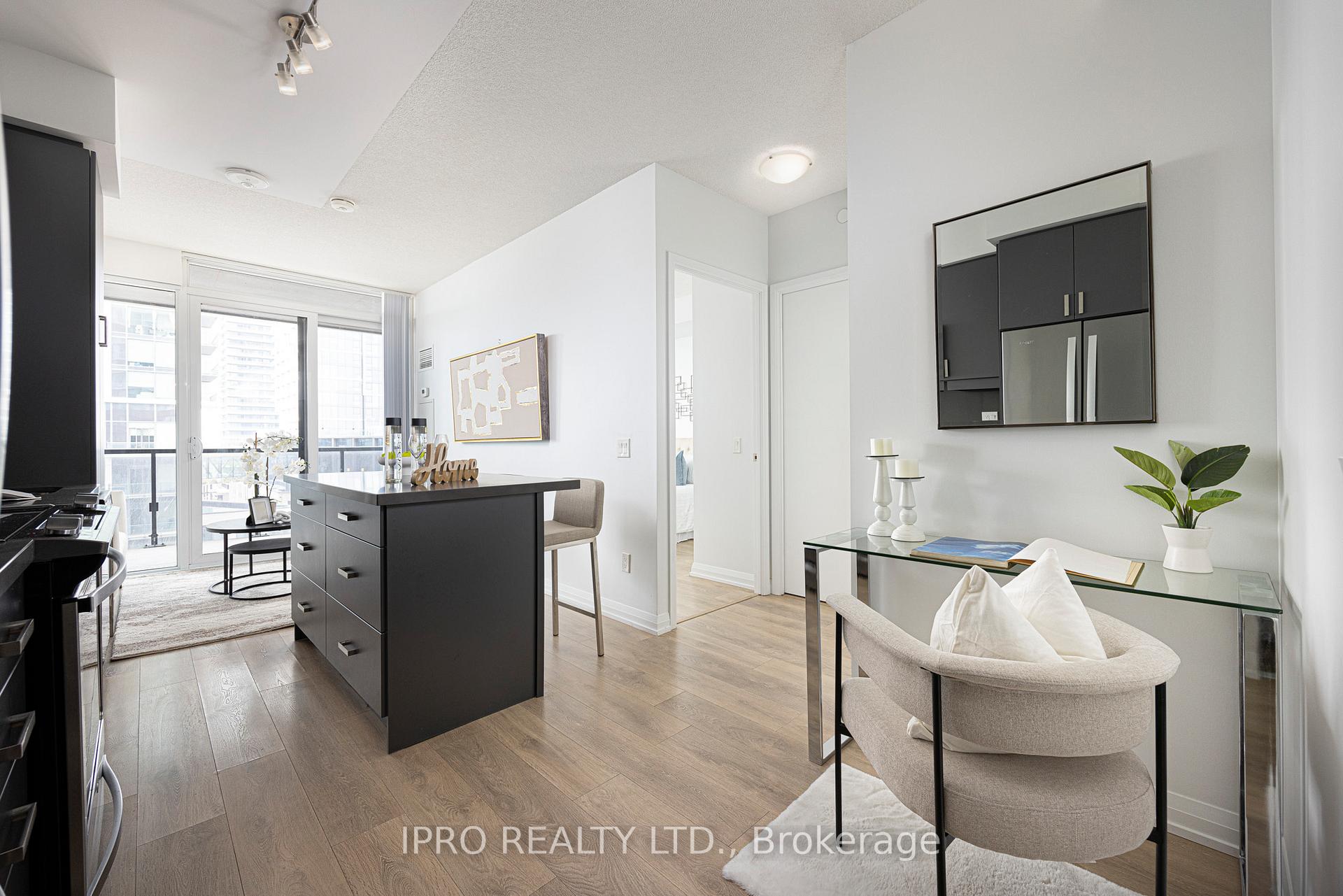 Photo 3 of Unit 809, 7895 Jane Street, Vaughan, Concord — HOMEH
