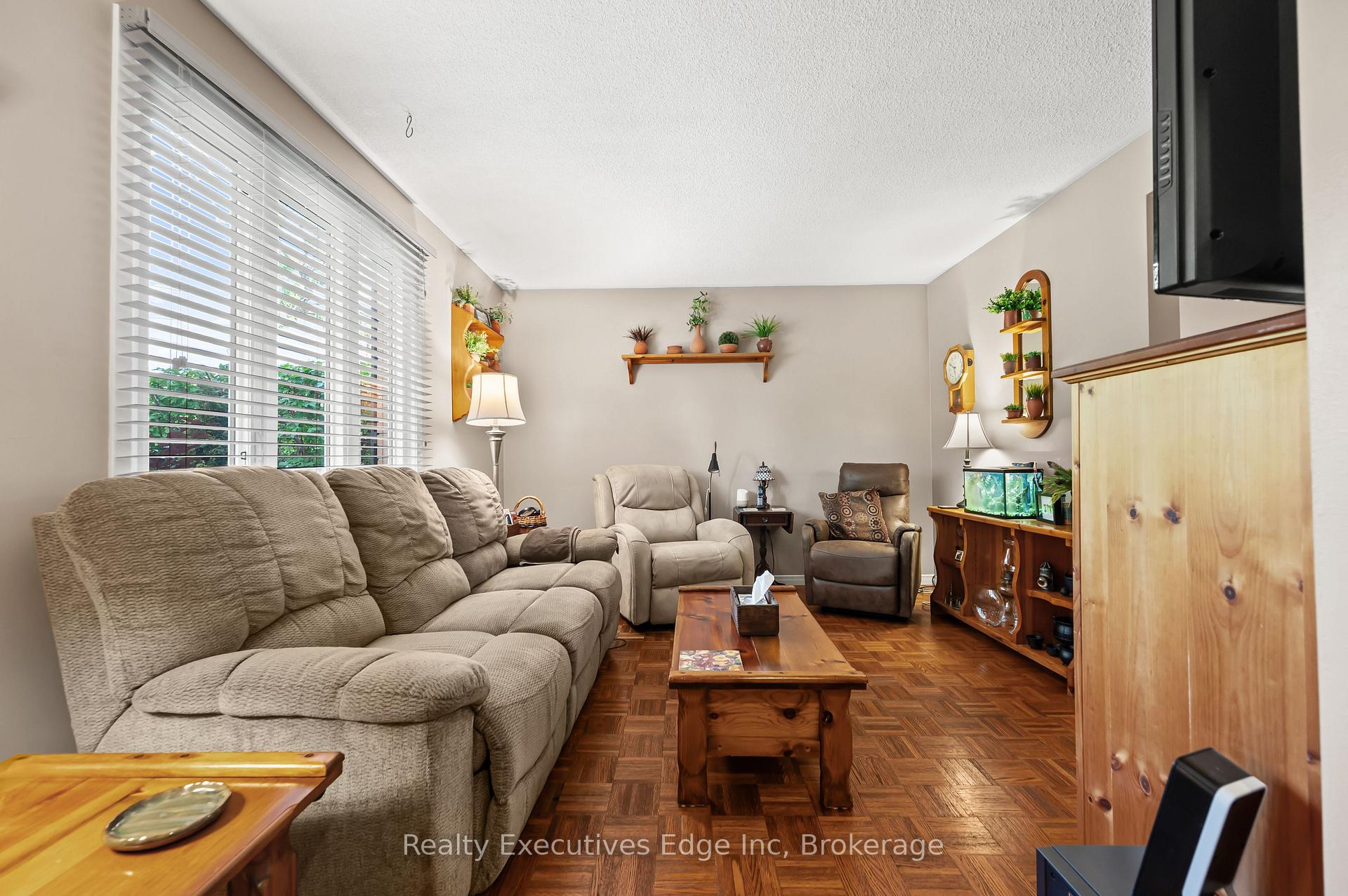 Photo 3 of 212 Edinburgh Road N, Guelph, Junction/Onward Willow — HOMEH
