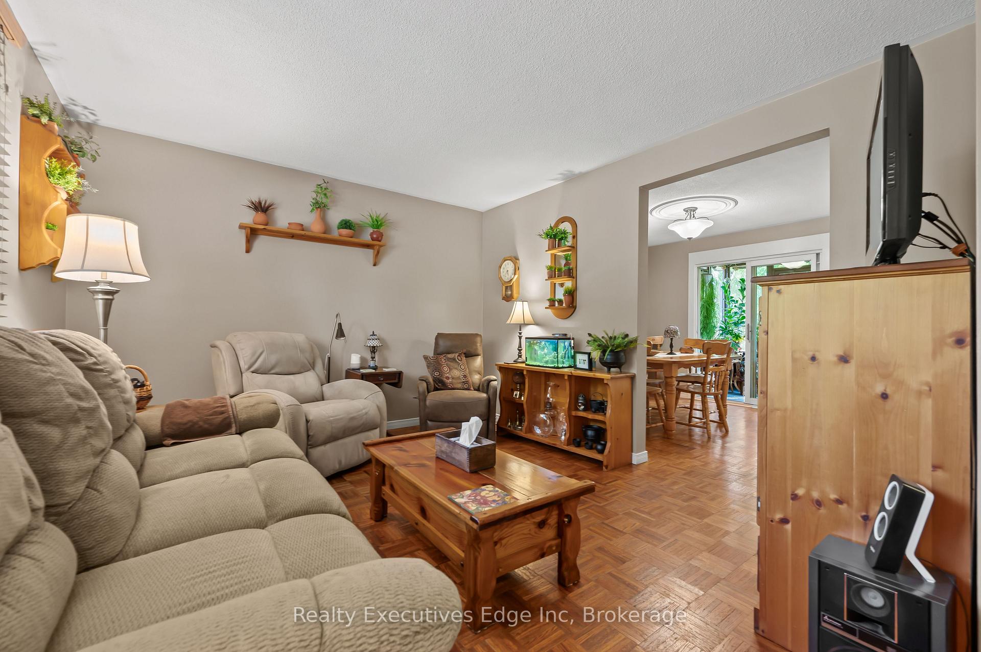 Photo 4 of 212 Edinburgh Road N, Guelph, Junction/Onward Willow — HOMEH