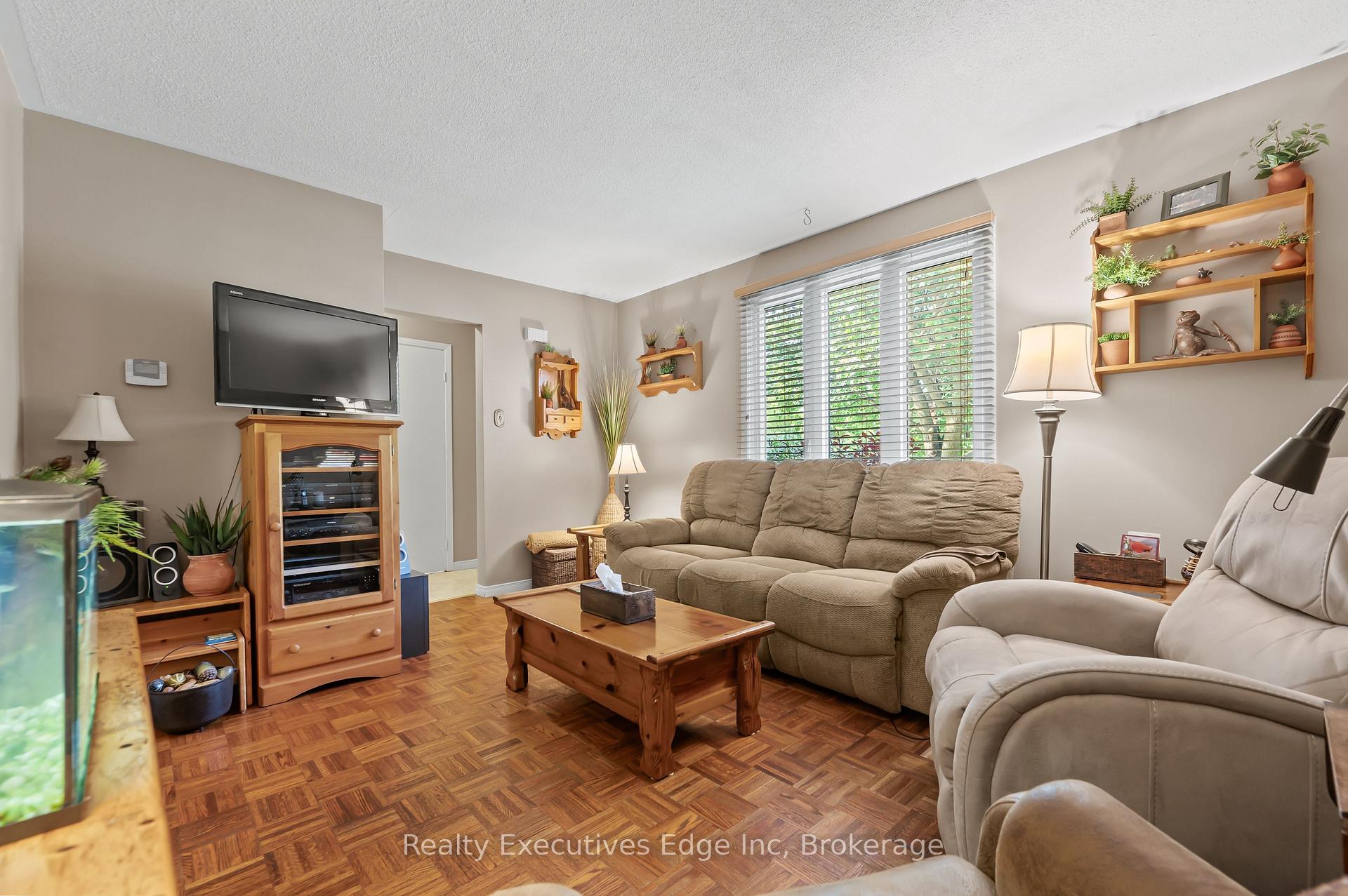 Photo 5 of 212 Edinburgh Road N, Guelph, Junction/Onward Willow — HOMEH