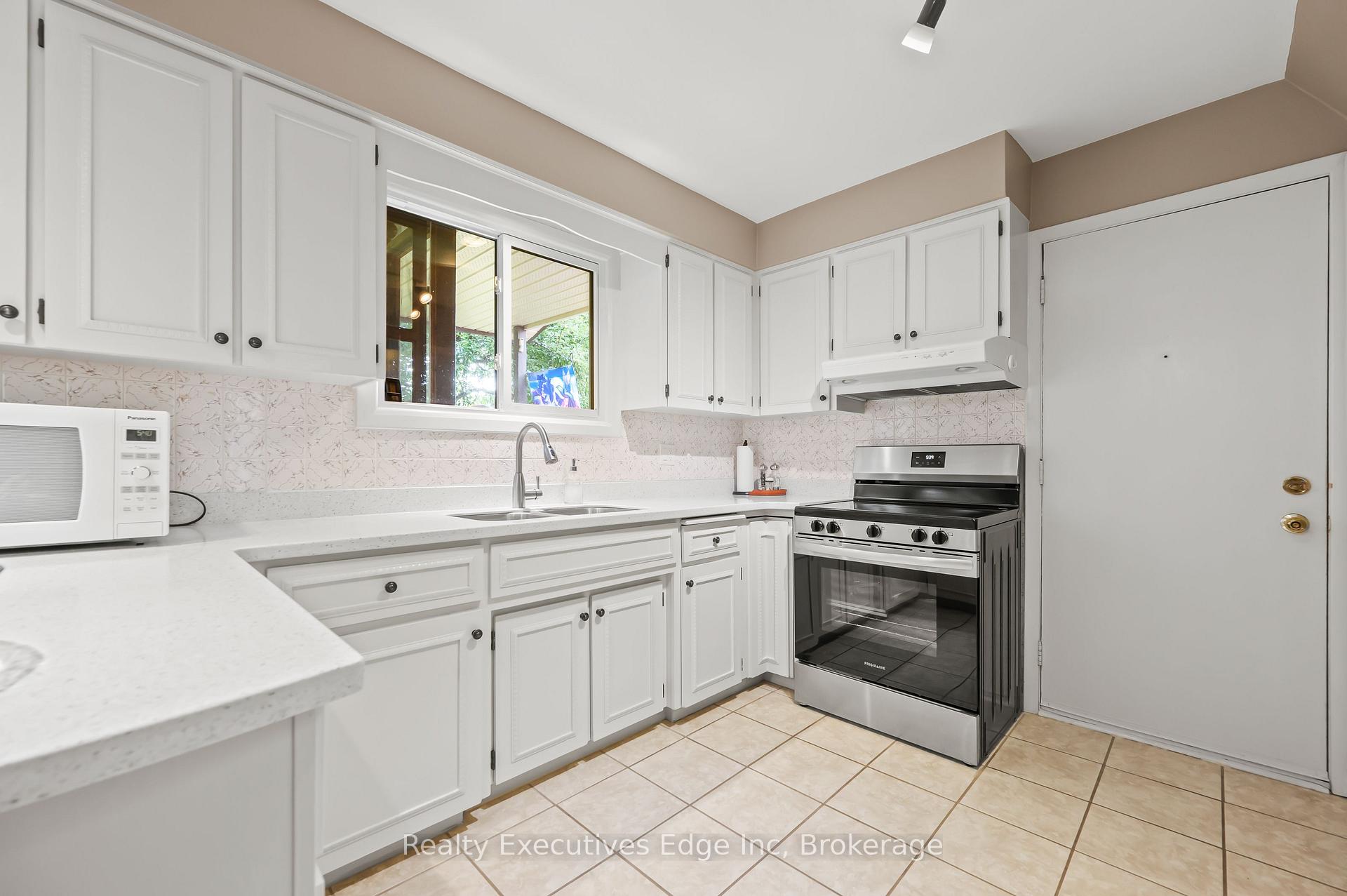 Photo 10 of 212 Edinburgh Road N, Guelph, Junction/Onward Willow — HOMEH