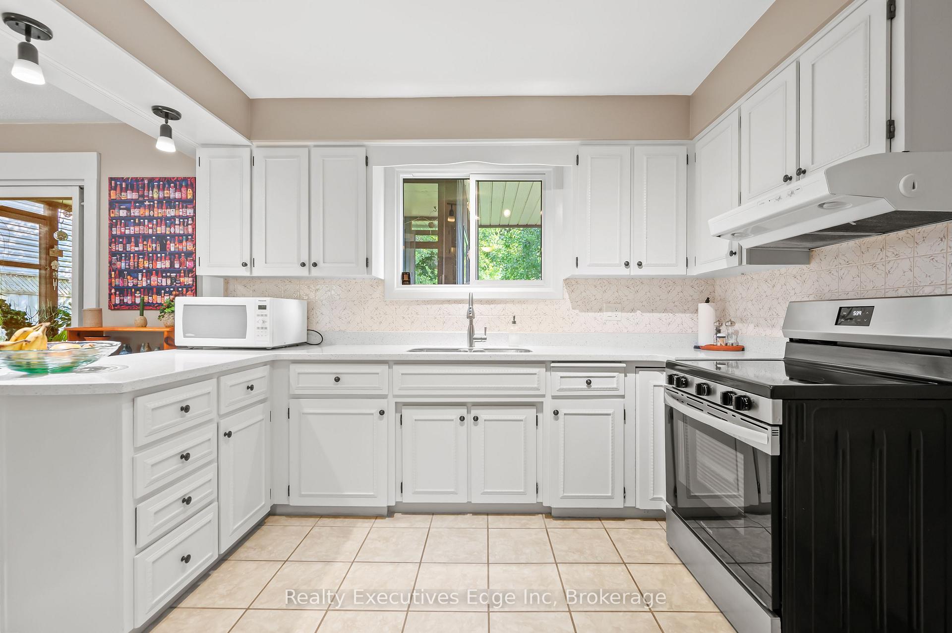 Photo 11 of 212 Edinburgh Road N, Guelph, Junction/Onward Willow — HOMEH