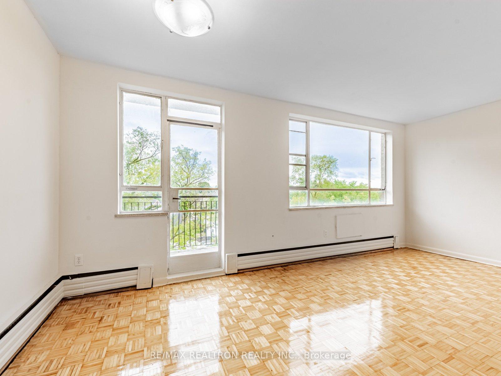 Photo 6 of Unit 305, 2895 Bathurst Street, Toronto, Bedford Park-Nortown — HOMEH