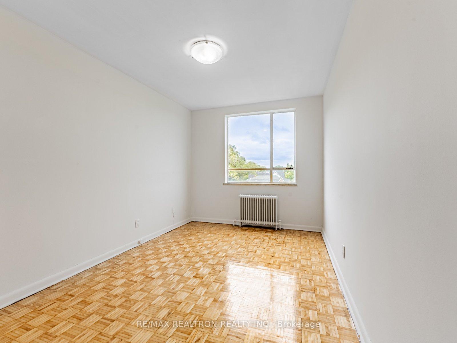 Photo 3 of Unit 305, 2895 Bathurst Street, Toronto, Bedford Park-Nortown — HOMEH