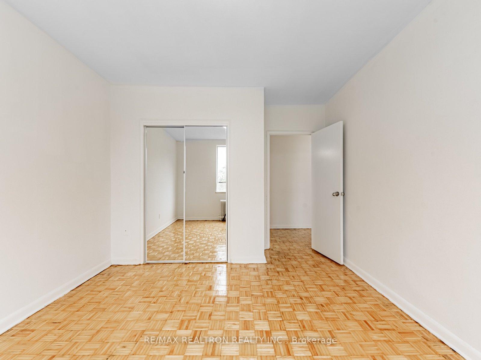 Photo 7 of Unit 305, 2895 Bathurst Street, Toronto, Bedford Park-Nortown — HOMEH