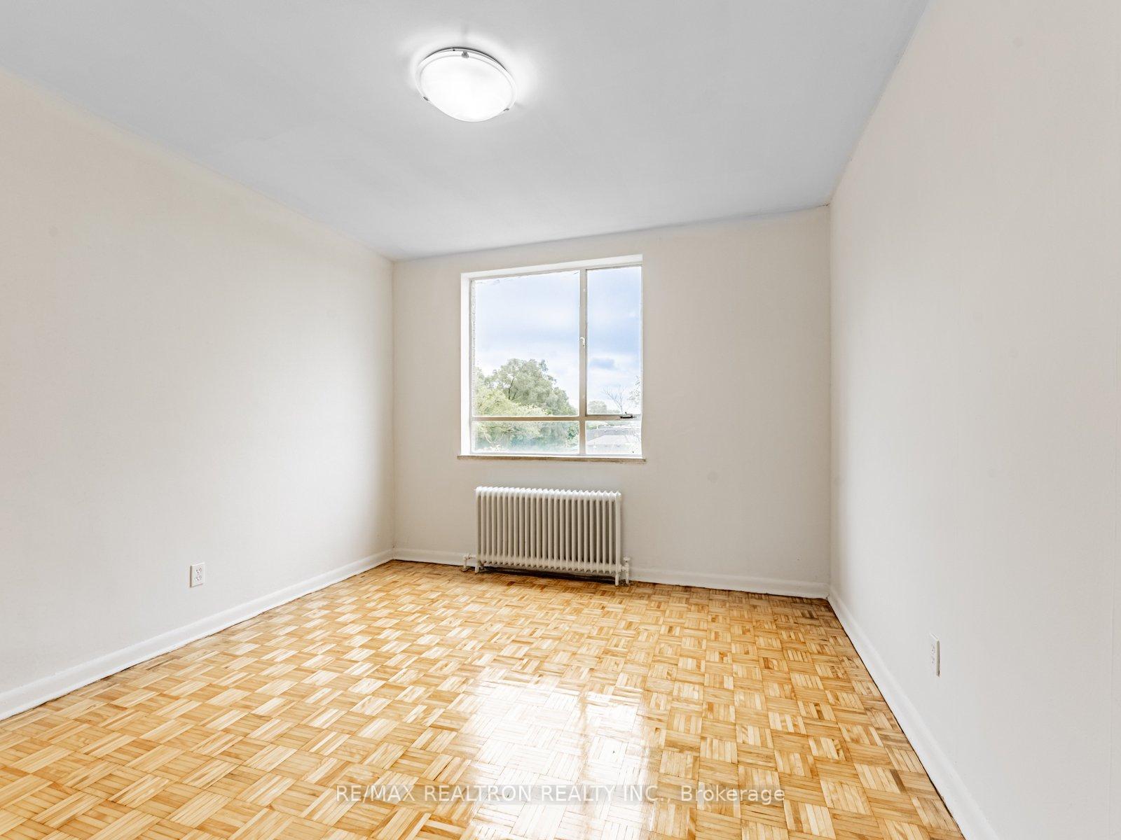 Photo 11 of Unit 305, 2895 Bathurst Street, Toronto, Bedford Park-Nortown — HOMEH