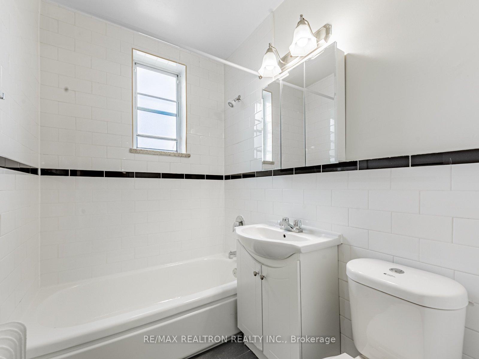 Photo 16 of Unit 305, 2895 Bathurst Street, Toronto, Bedford Park-Nortown — HOMEH