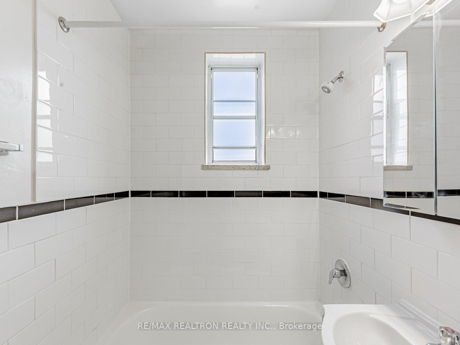 Photo 10 of Unit 305, 2895 Bathurst Street, Toronto, Bedford Park-Nortown — HOMEH