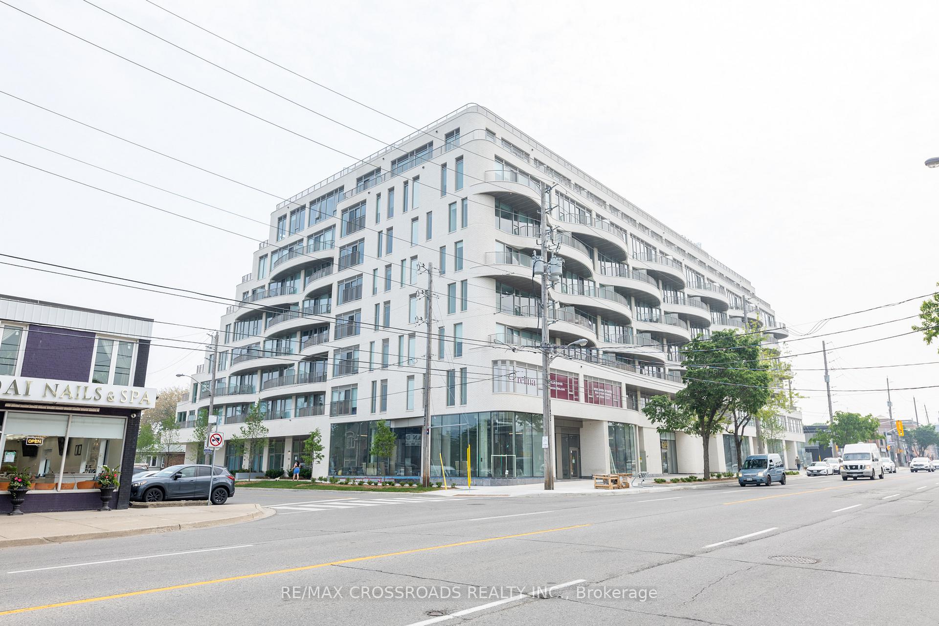 Front of Unit 806, 689 The Queensway