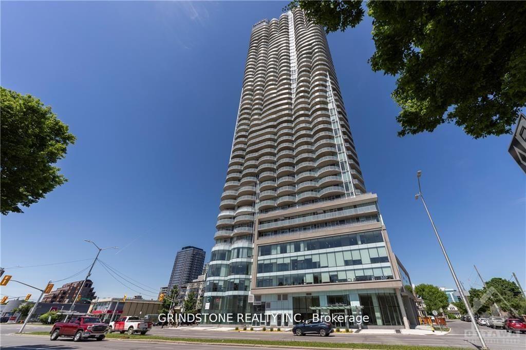 Front of Unit 1403, 805 Carling Avenue