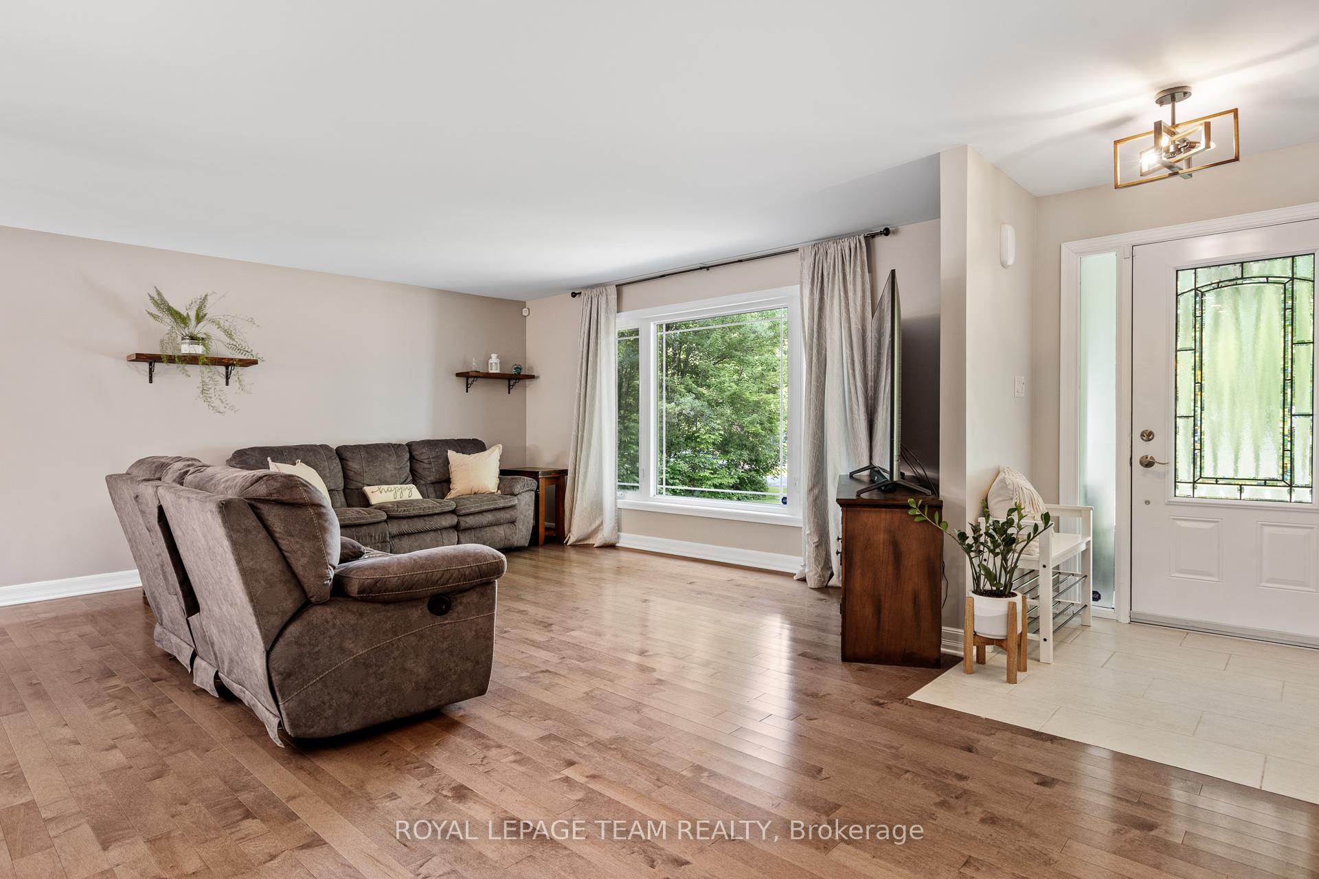 Photo 4 of 3301 Wild Cherry Drive, Ottawa, Osgoode — HOMEH