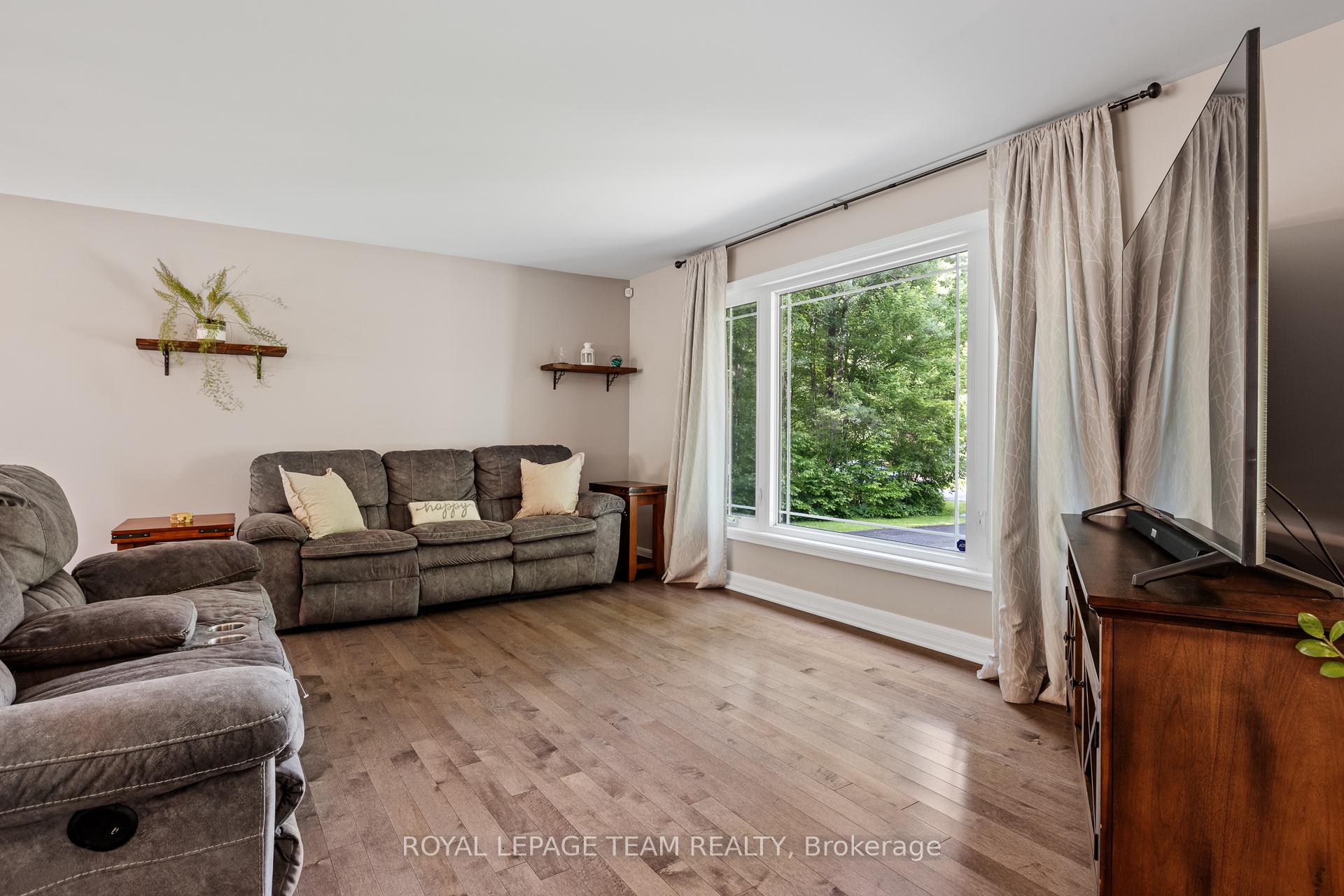 Photo 5 of 3301 Wild Cherry Drive, Ottawa, Osgoode — HOMEH