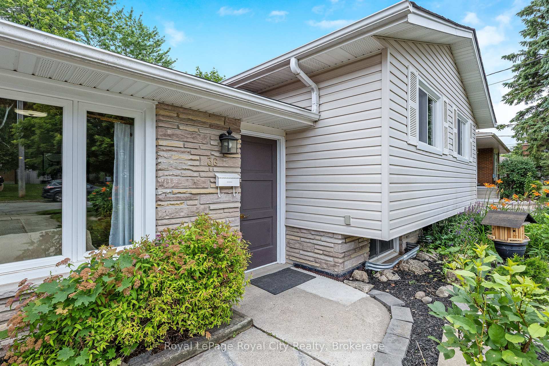 Photo 6 of 38 Algoma Drive, Guelph, Victoria North — HOMEH