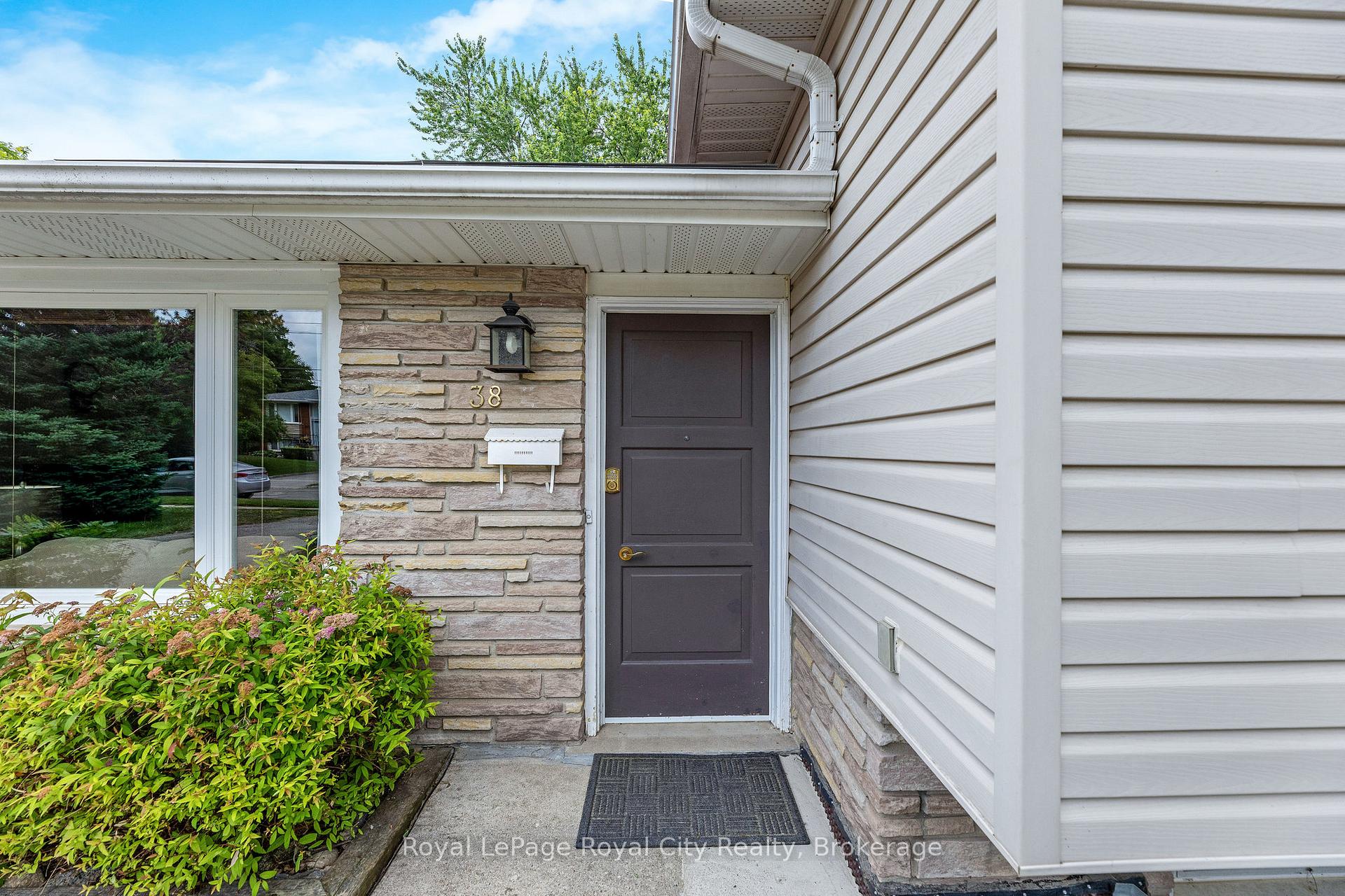 Photo 7 of 38 Algoma Drive, Guelph, Victoria North — HOMEH