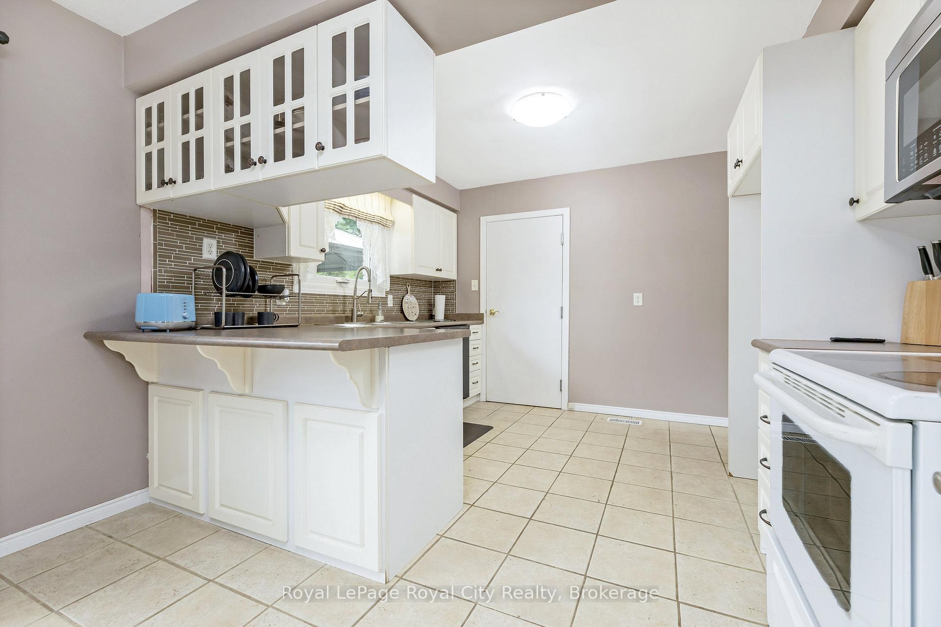Photo 11 of 38 Algoma Drive, Guelph, Victoria North — HOMEH