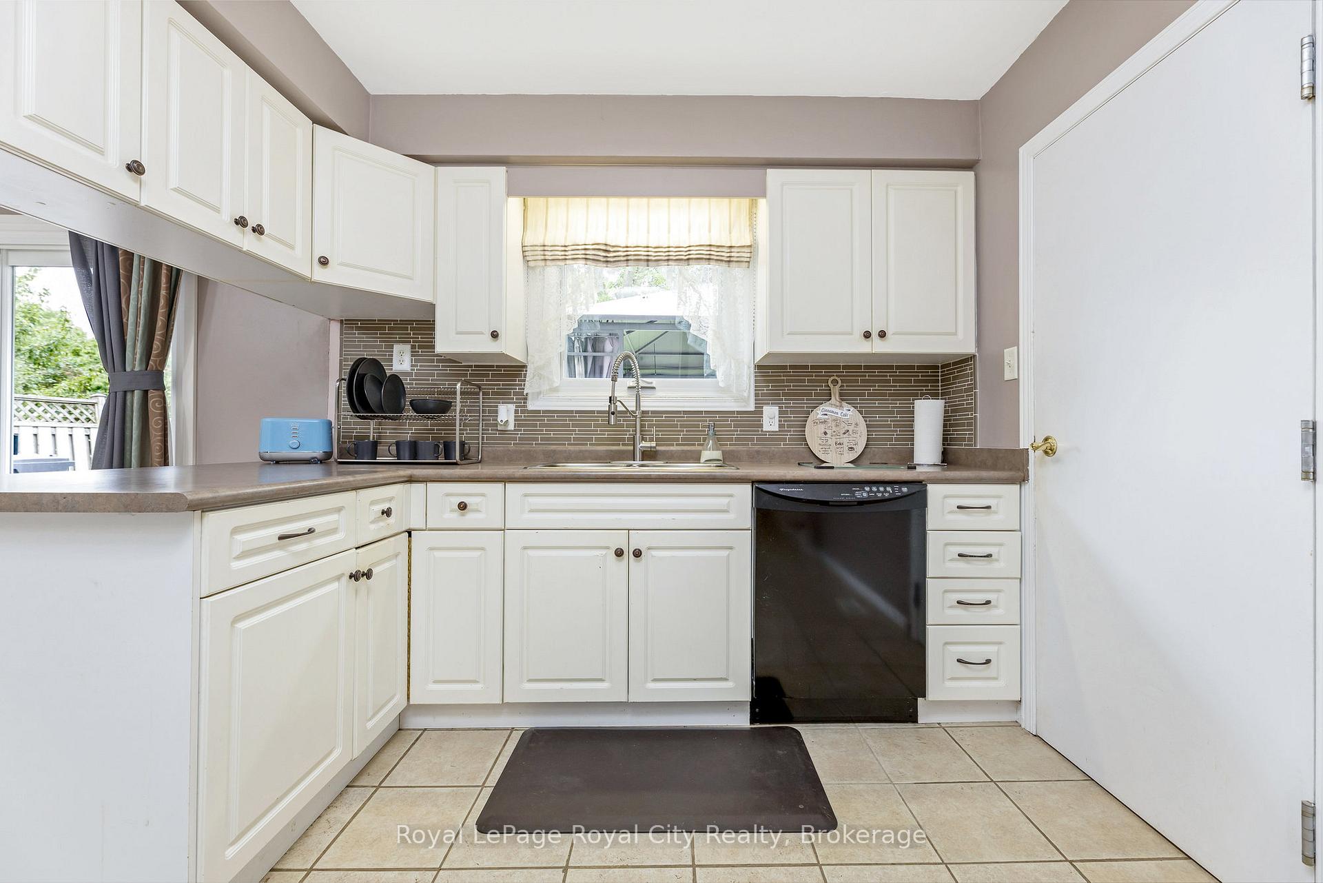 Photo 12 of 38 Algoma Drive, Guelph, Victoria North — HOMEH