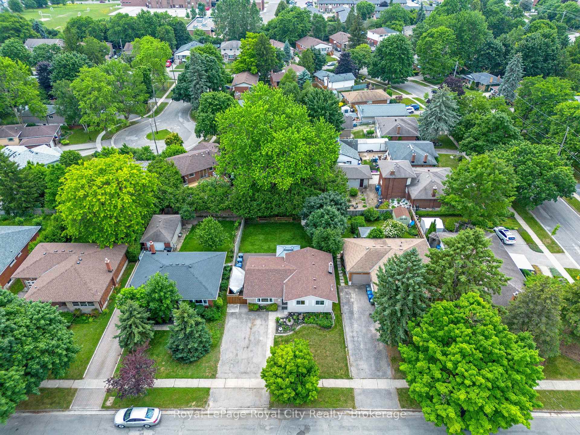 Photo 32 of 38 Algoma Drive, Guelph, Victoria North — HOMEH