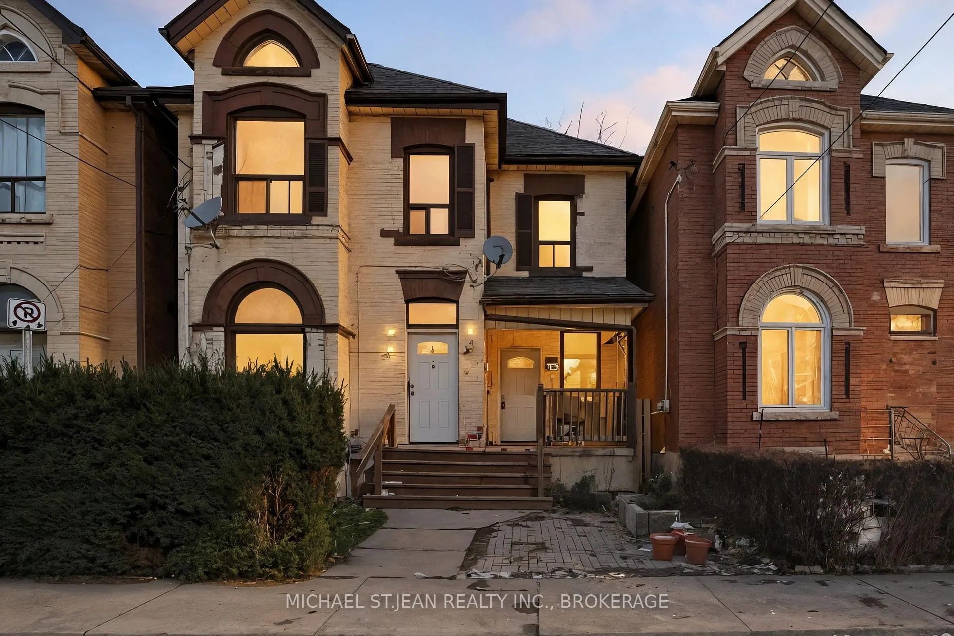 Front of 26 Murray Street W