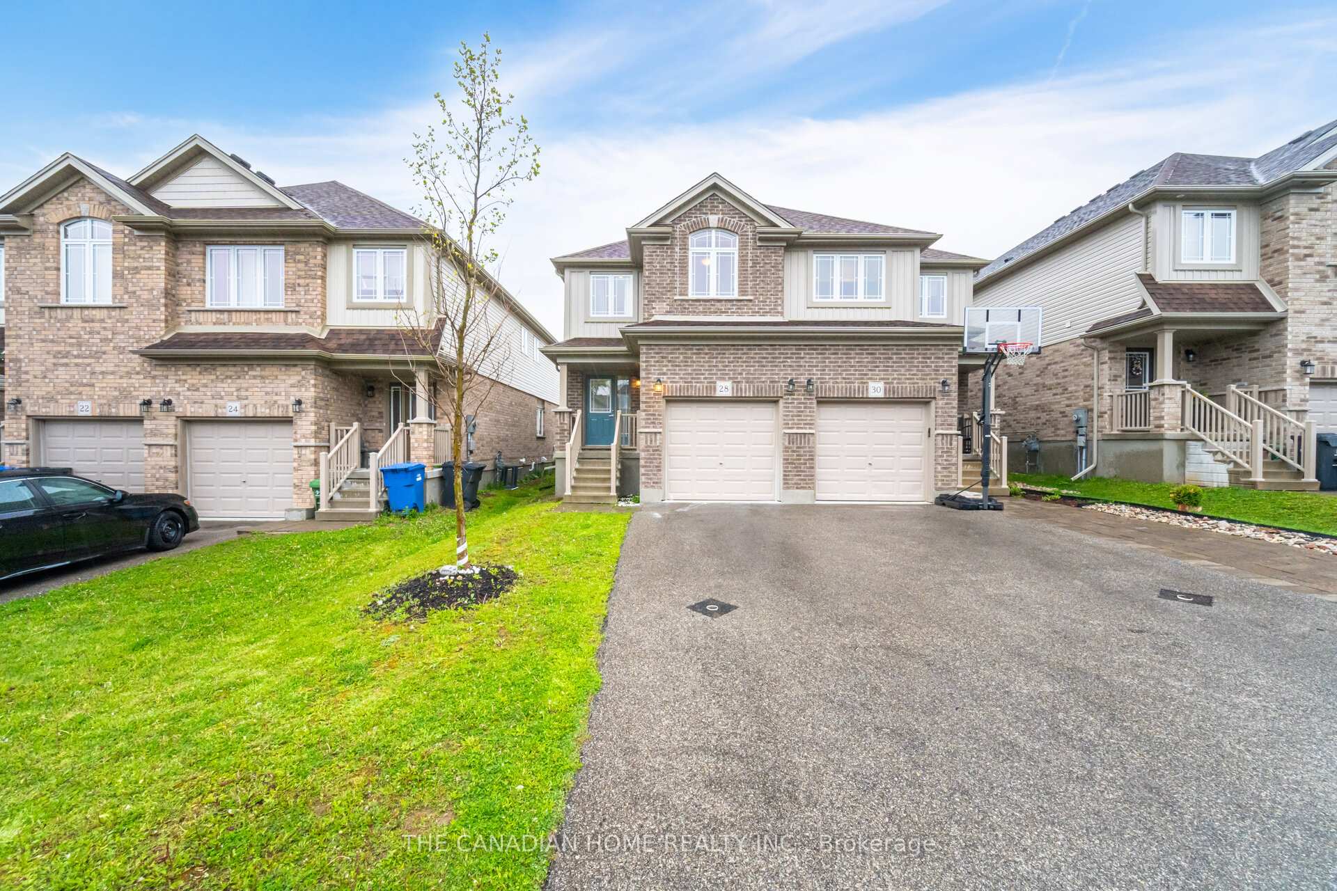 Photo 2 of 28 Ambrous Crescent, Guelph, Kortright East — HOMEH