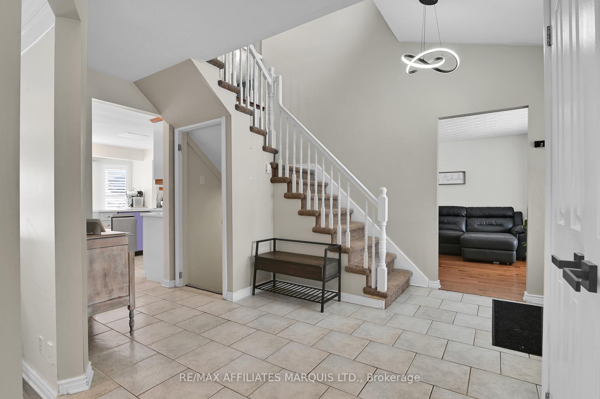 Photo 3 of 867 Chelsea Crescent, Cornwall — HOMEH