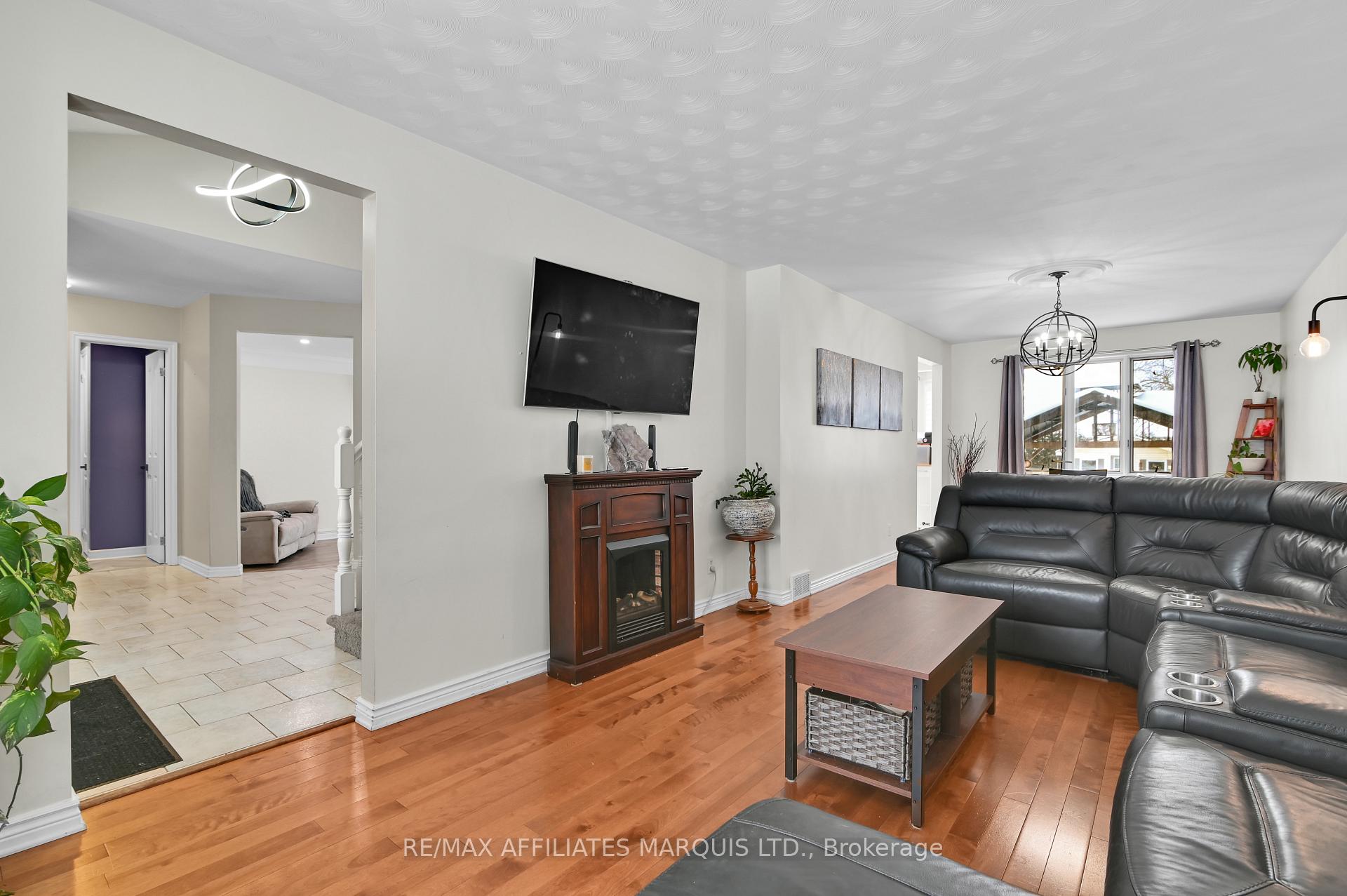 Photo 4 of 867 Chelsea Crescent, Cornwall — HOMEH