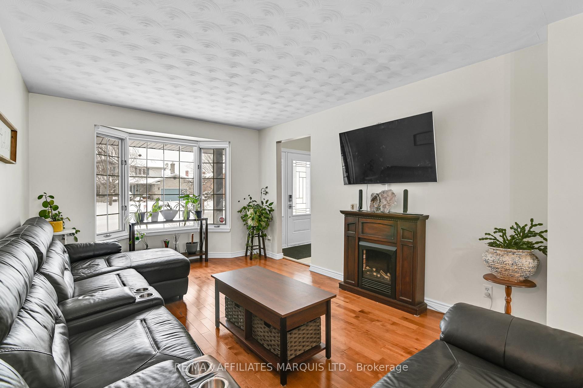 Photo 5 of 867 Chelsea Crescent, Cornwall — HOMEH
