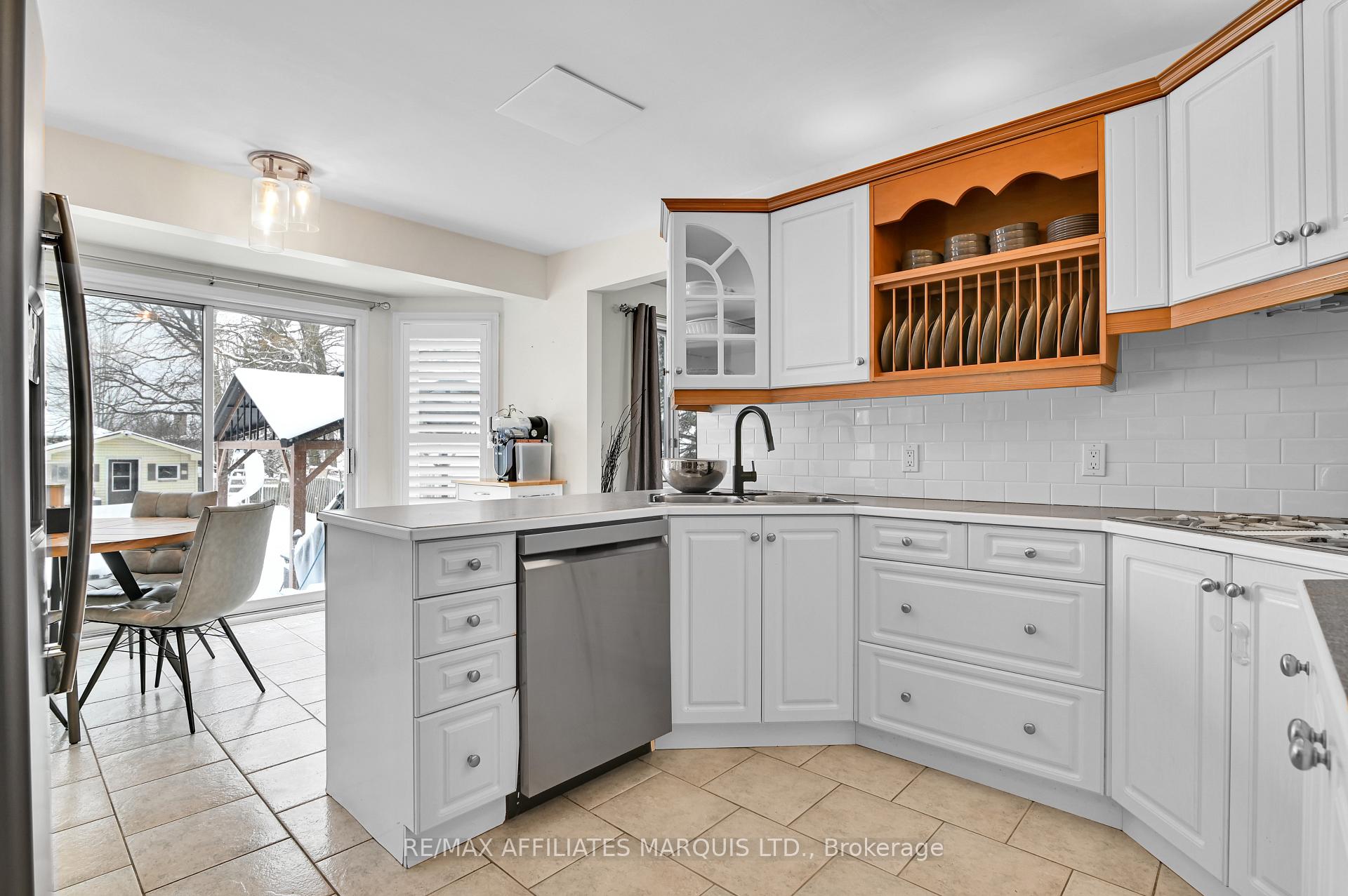 Photo 9 of 867 Chelsea Crescent, Cornwall — HOMEH