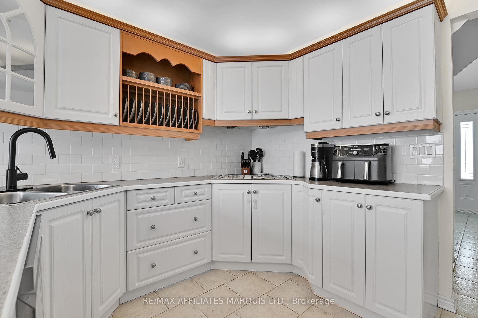 Photo 10 of 867 Chelsea Crescent, Cornwall — HOMEH