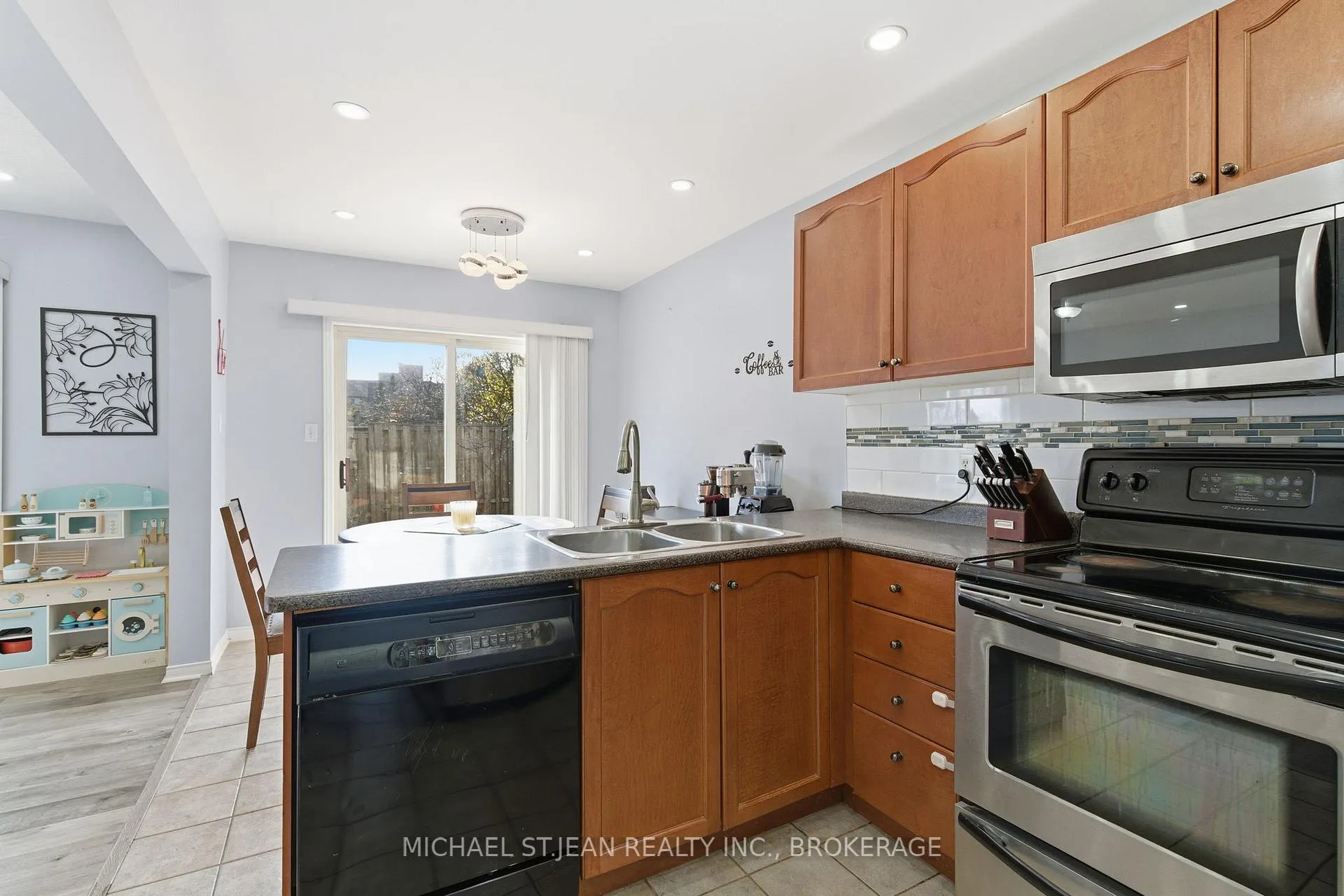 Photo 4 of 2 Racalmuto Street, Hamilton, Lisgar — HOMEH
