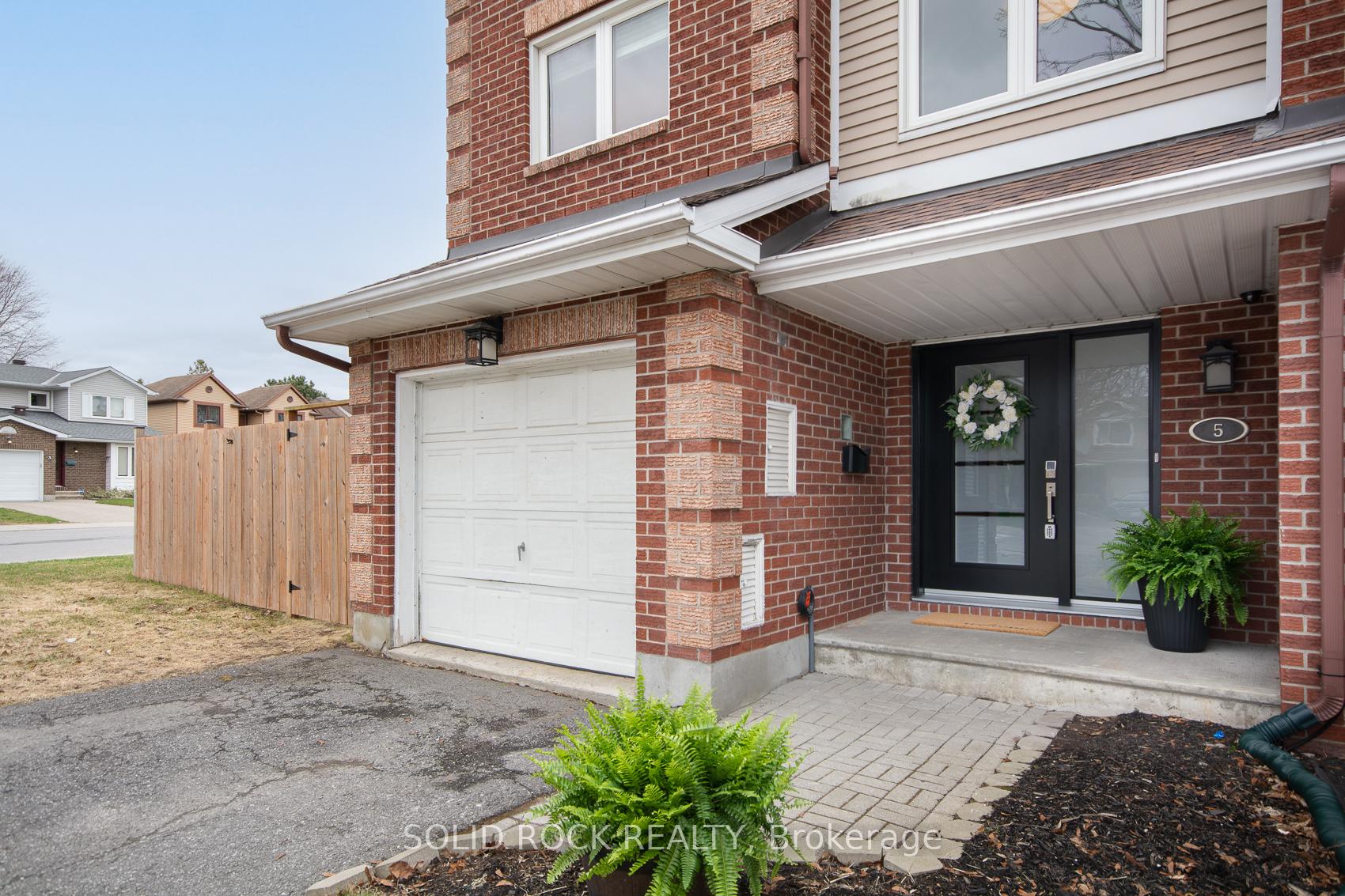 Photo 3 of 5 Weybridge Drive, Ottawa, Barrhaven - Cedargrove/Fraserdale — HOMEH
