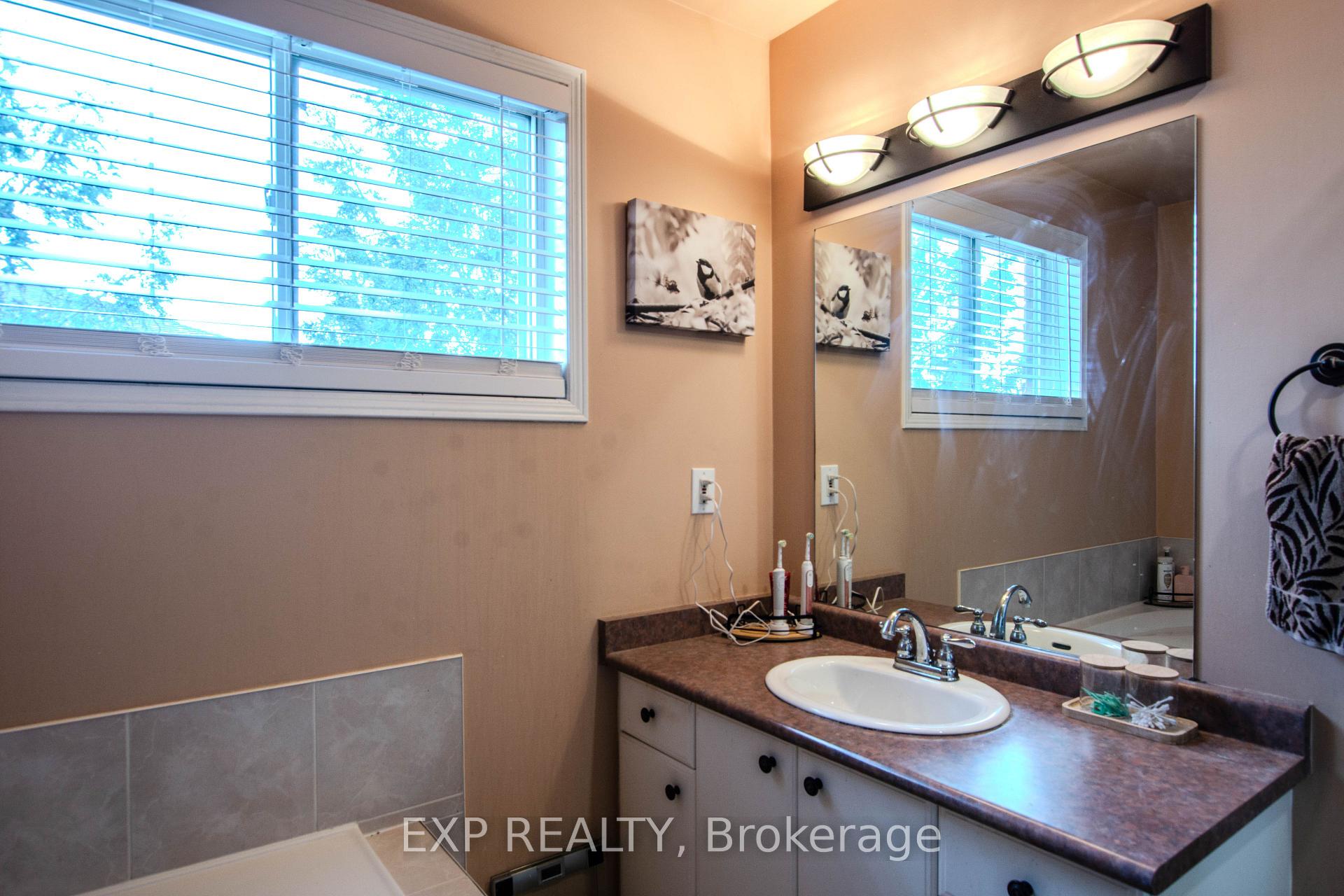 Photo 18 of 228 Mapleton Avenue S, Barrie, Holly — HOMEH