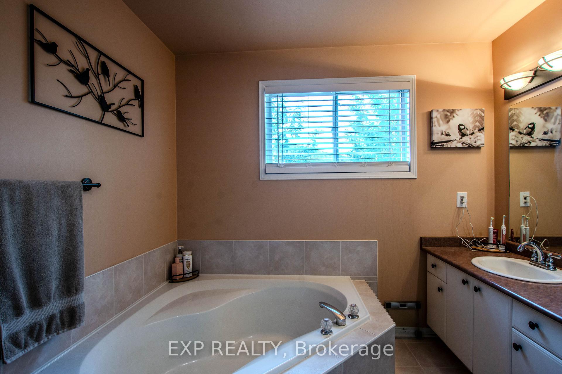 Photo 19 of 228 Mapleton Avenue S, Barrie, Holly — HOMEH