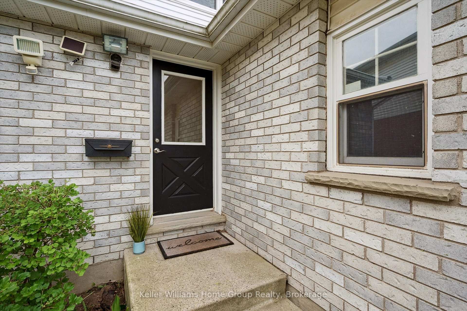 Photo 4 of 127 Moss Place, Guelph, Kortright West — HOMEH