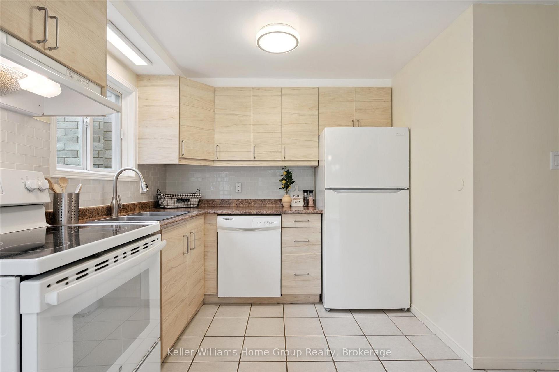 Photo 17 of 127 Moss Place, Guelph, Kortright West — HOMEH
