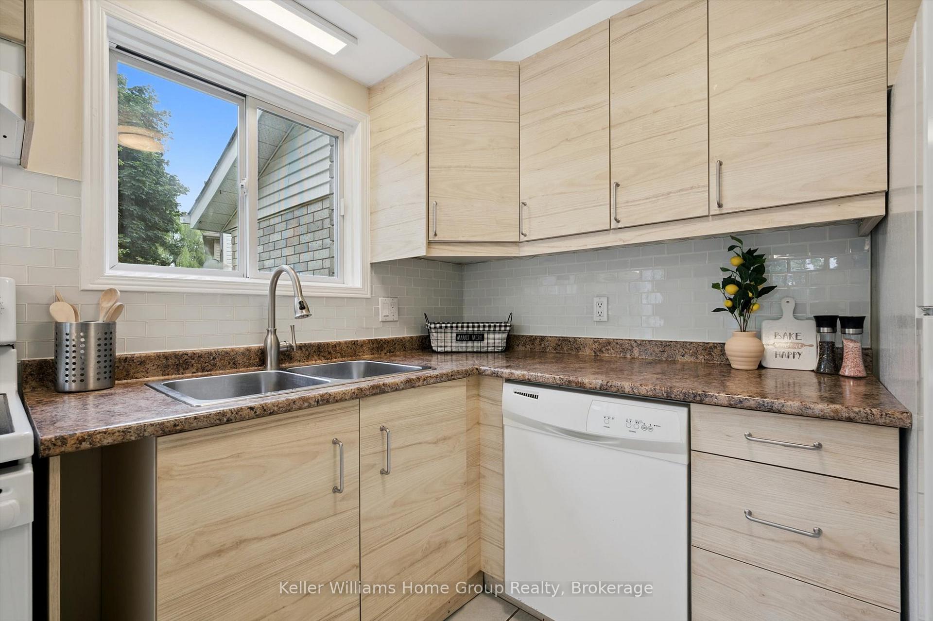 Photo 19 of 127 Moss Place, Guelph, Kortright West — HOMEH
