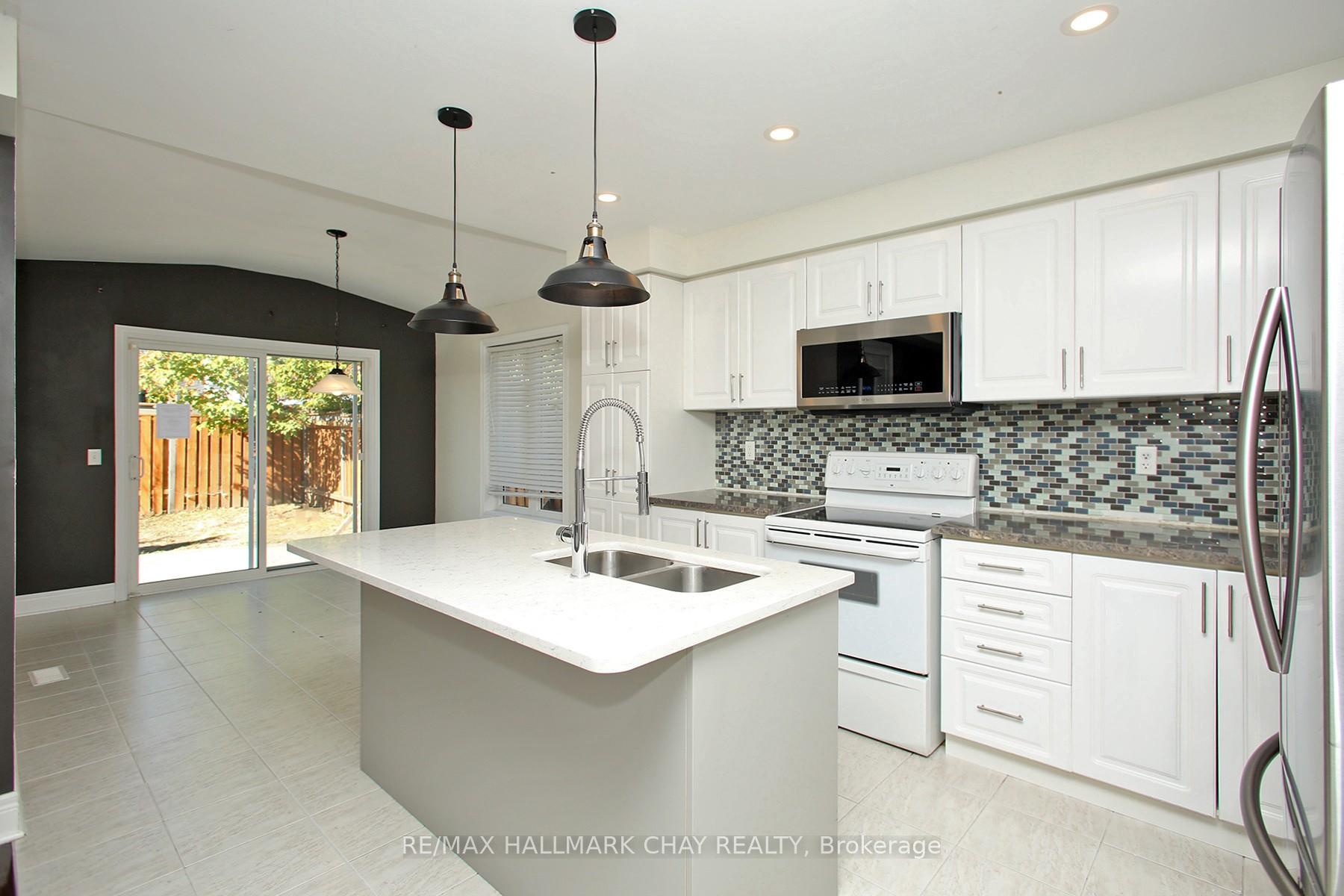 Photo 3 of 60 Bathgate Crescent, Clarington, Courtice — HOMEH