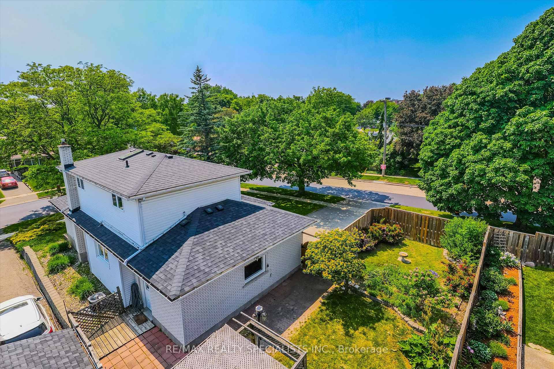 Photo 4 of 60 Kenwood Crescent, Guelph, Downtown — HOMEH