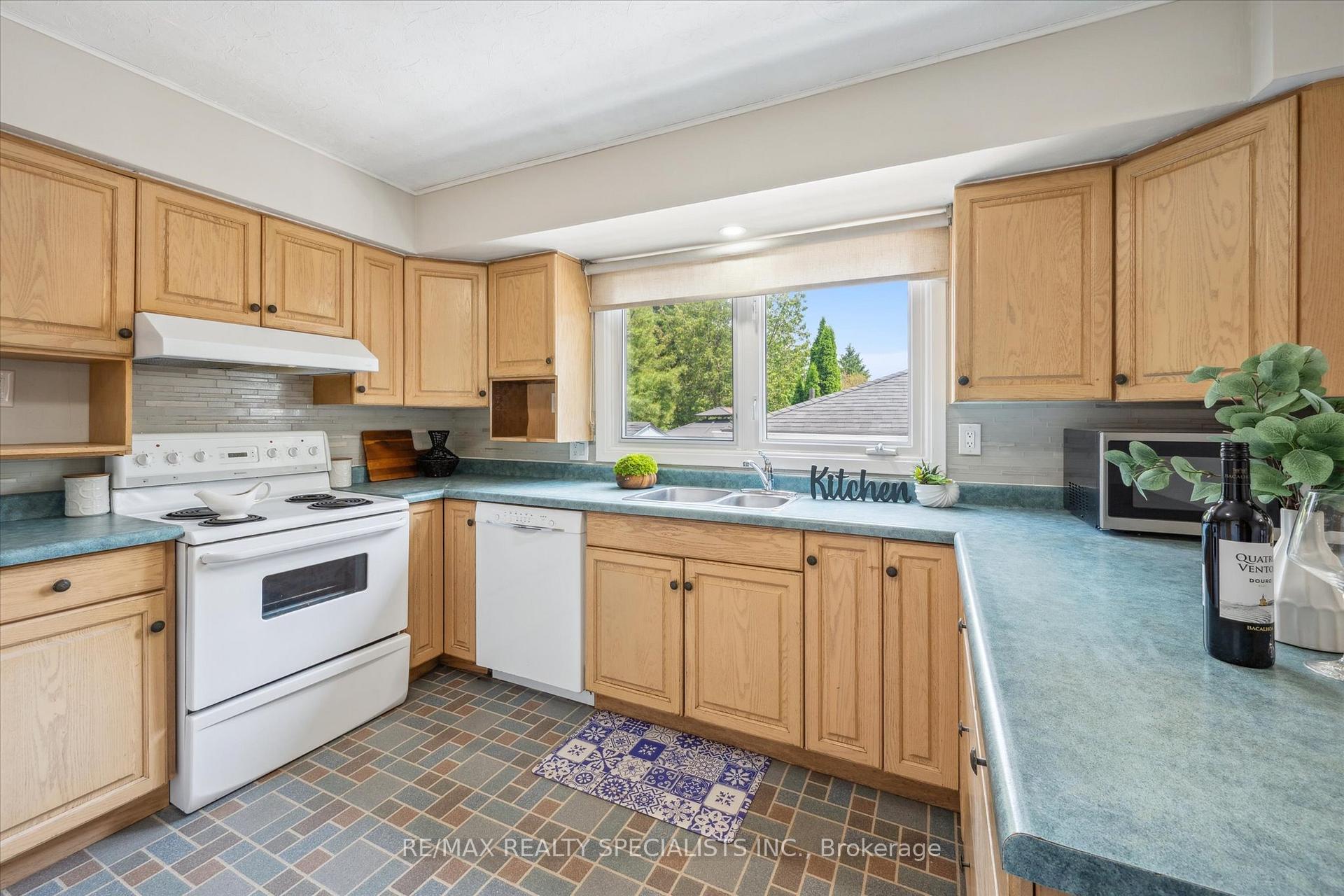 Photo 17 of 60 Kenwood Crescent, Guelph, Downtown — HOMEH