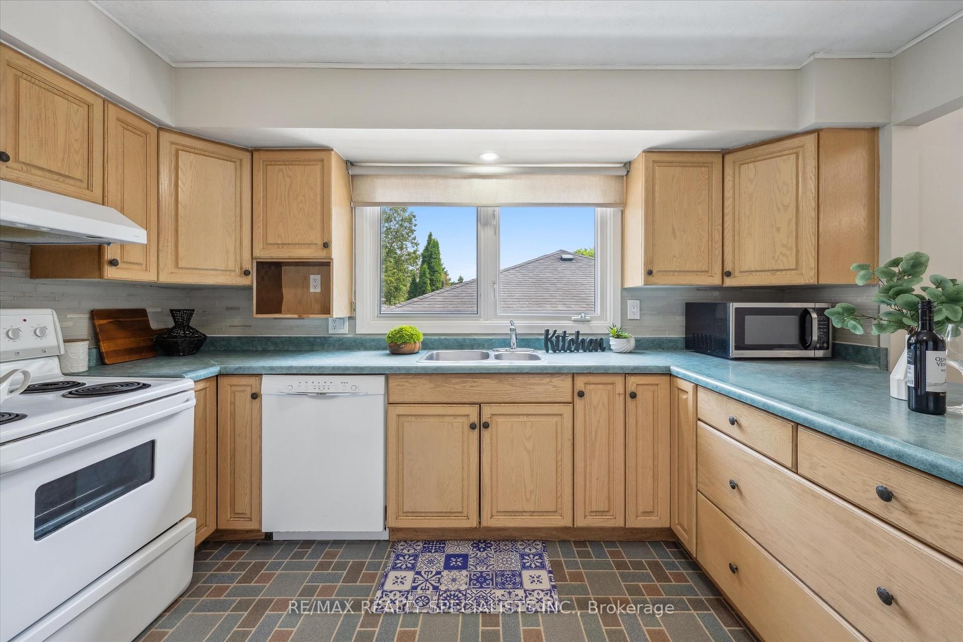 Photo 18 of 60 Kenwood Crescent, Guelph, Downtown — HOMEH