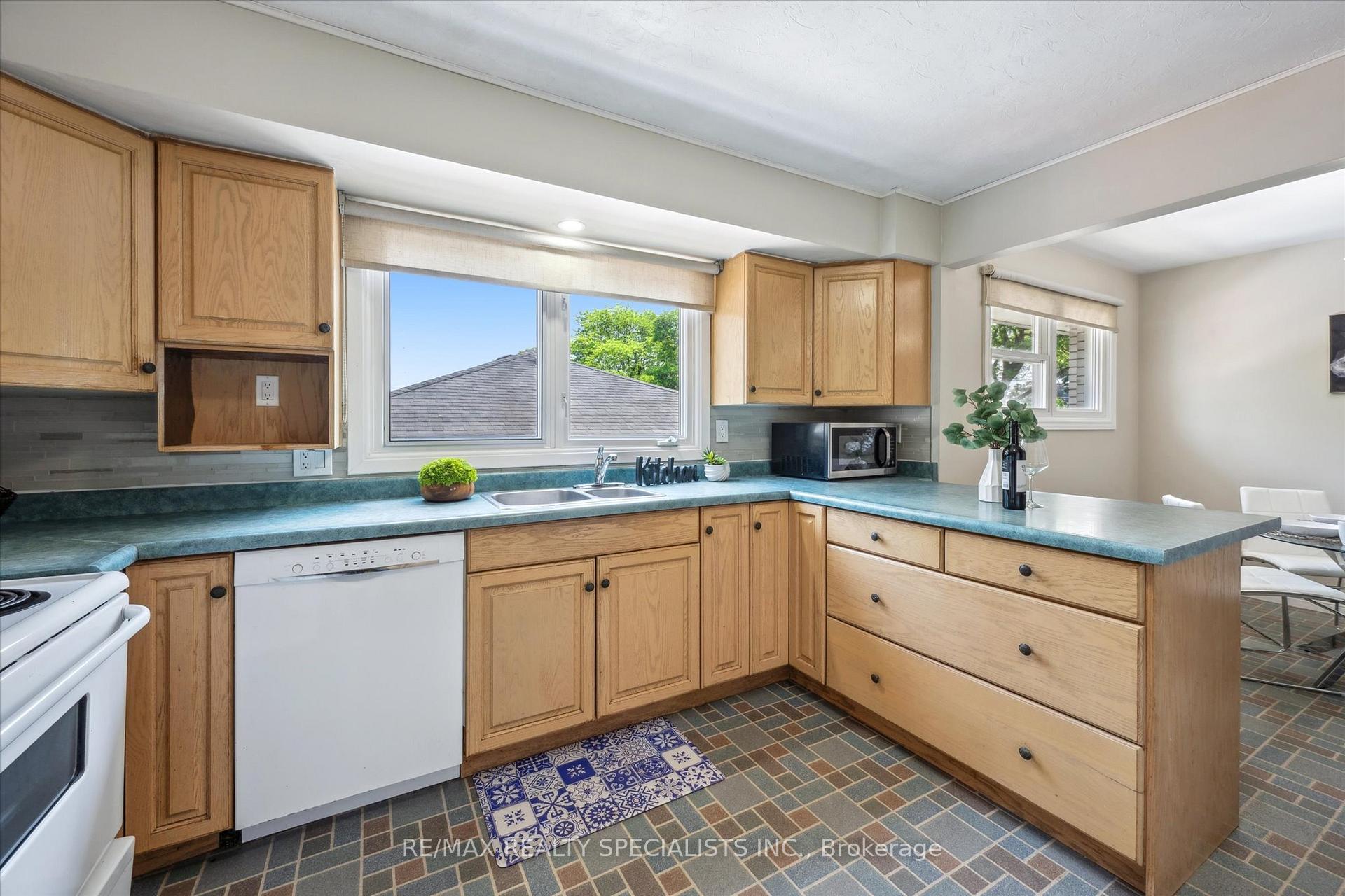 Photo 19 of 60 Kenwood Crescent, Guelph, Downtown — HOMEH