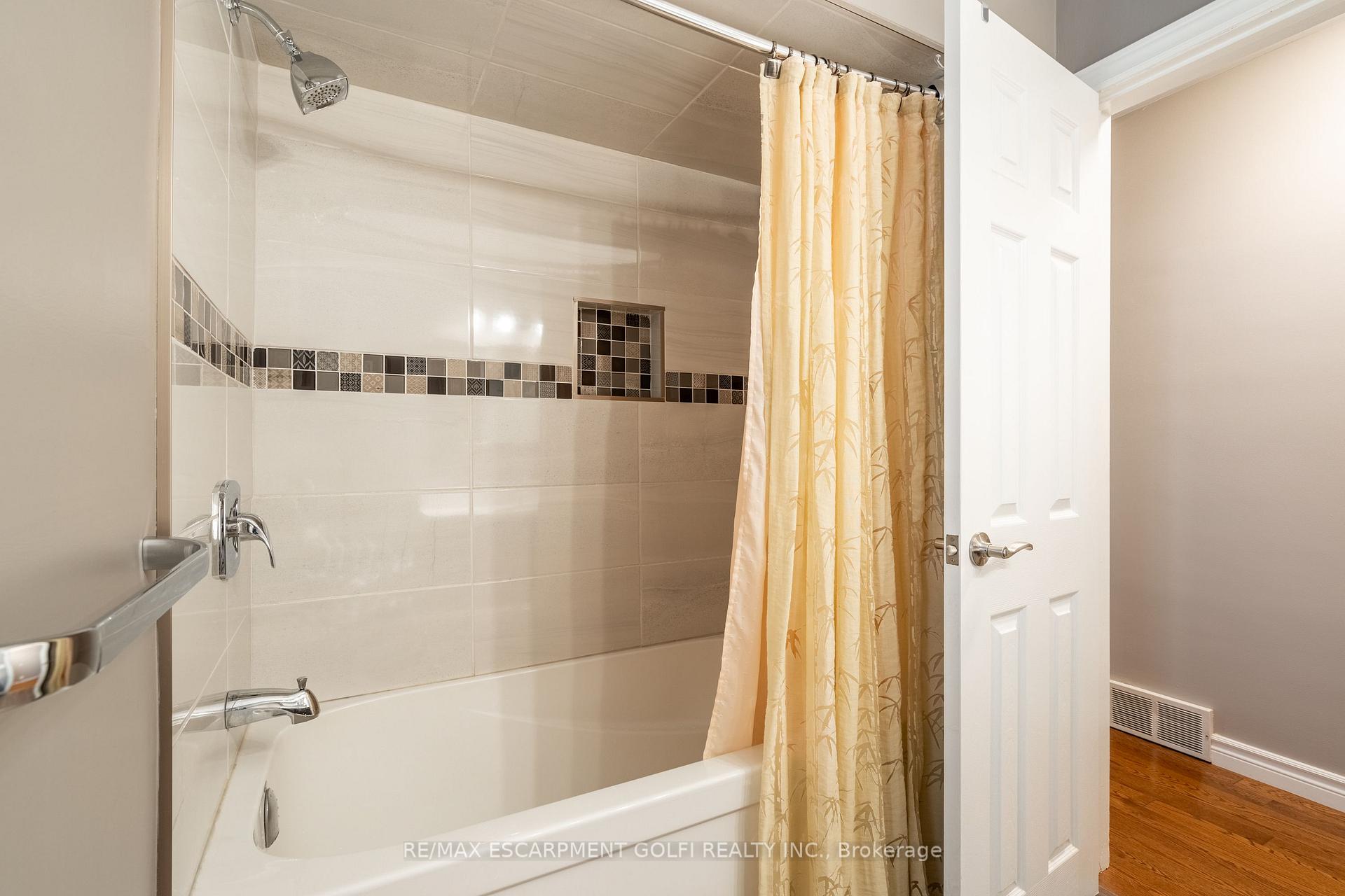 Photo 9 of 72 Richlieu Drive, St. Catharines, Bunting/Linwell — HOMEH