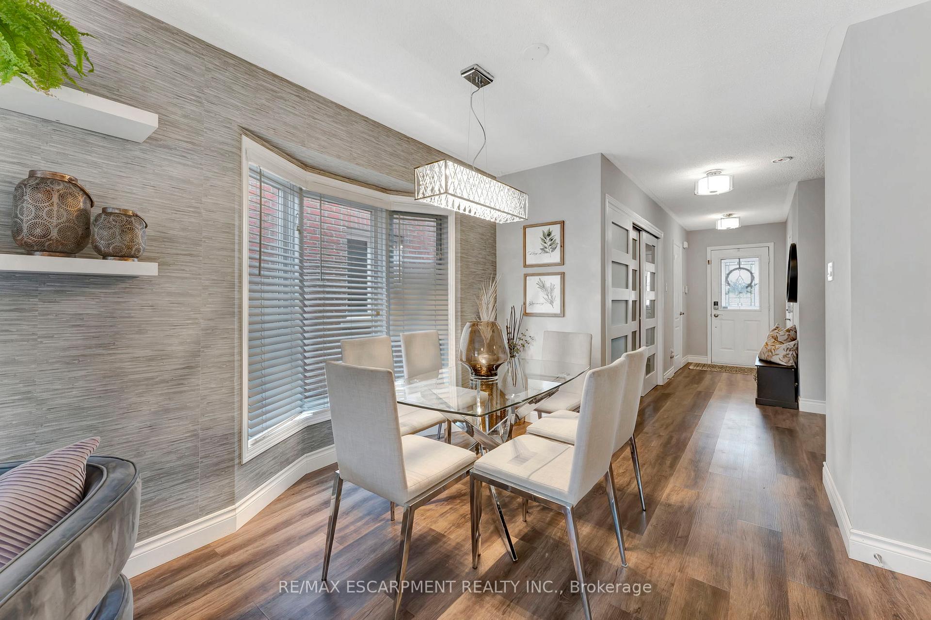 Photo 3 of 112 Harnesworth Crescent, Hamilton, Waterdown — HOMEH