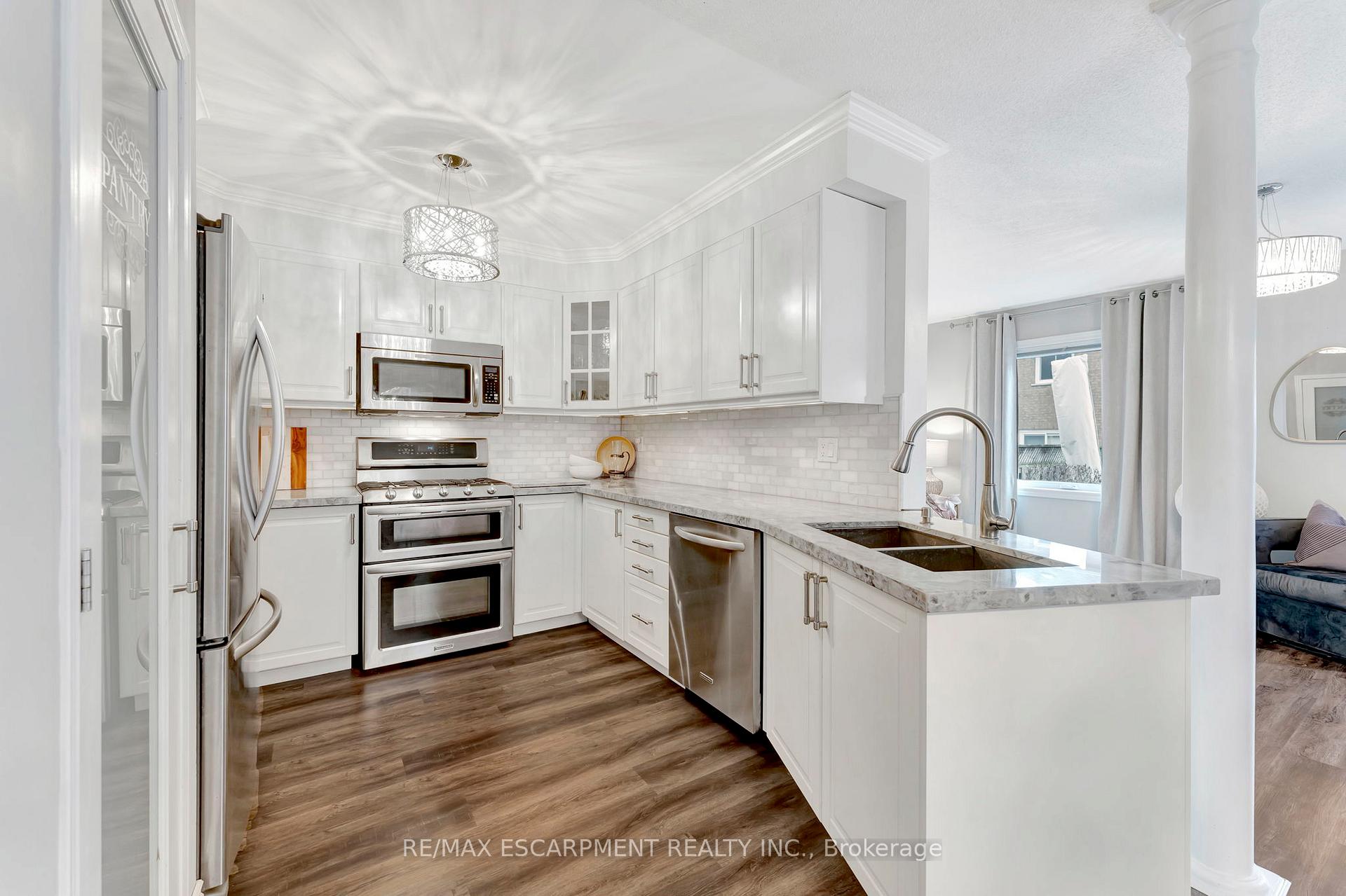 Photo 5 of 112 Harnesworth Crescent, Hamilton, Waterdown — HOMEH