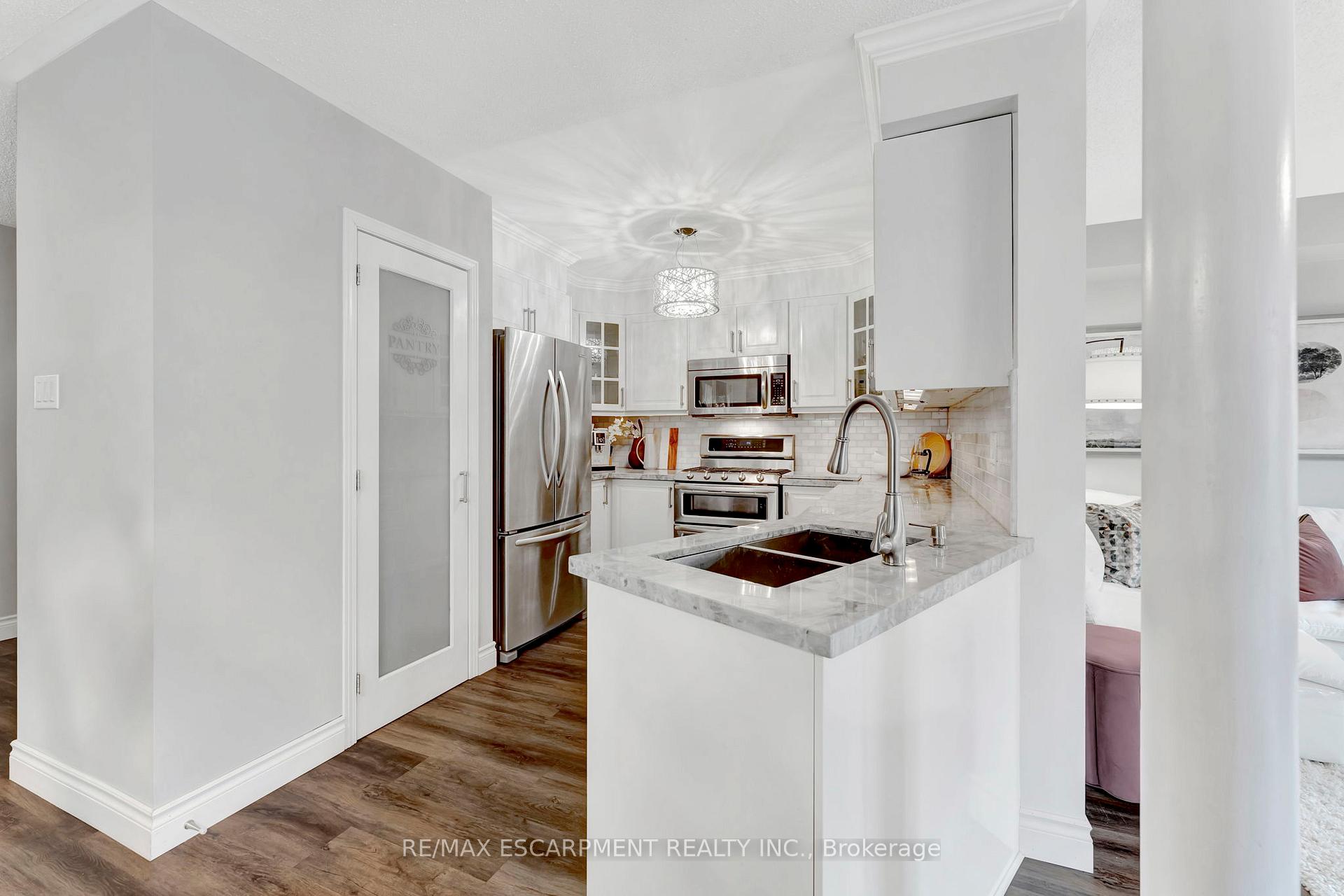 Photo 4 of 112 Harnesworth Crescent, Hamilton, Waterdown — HOMEH