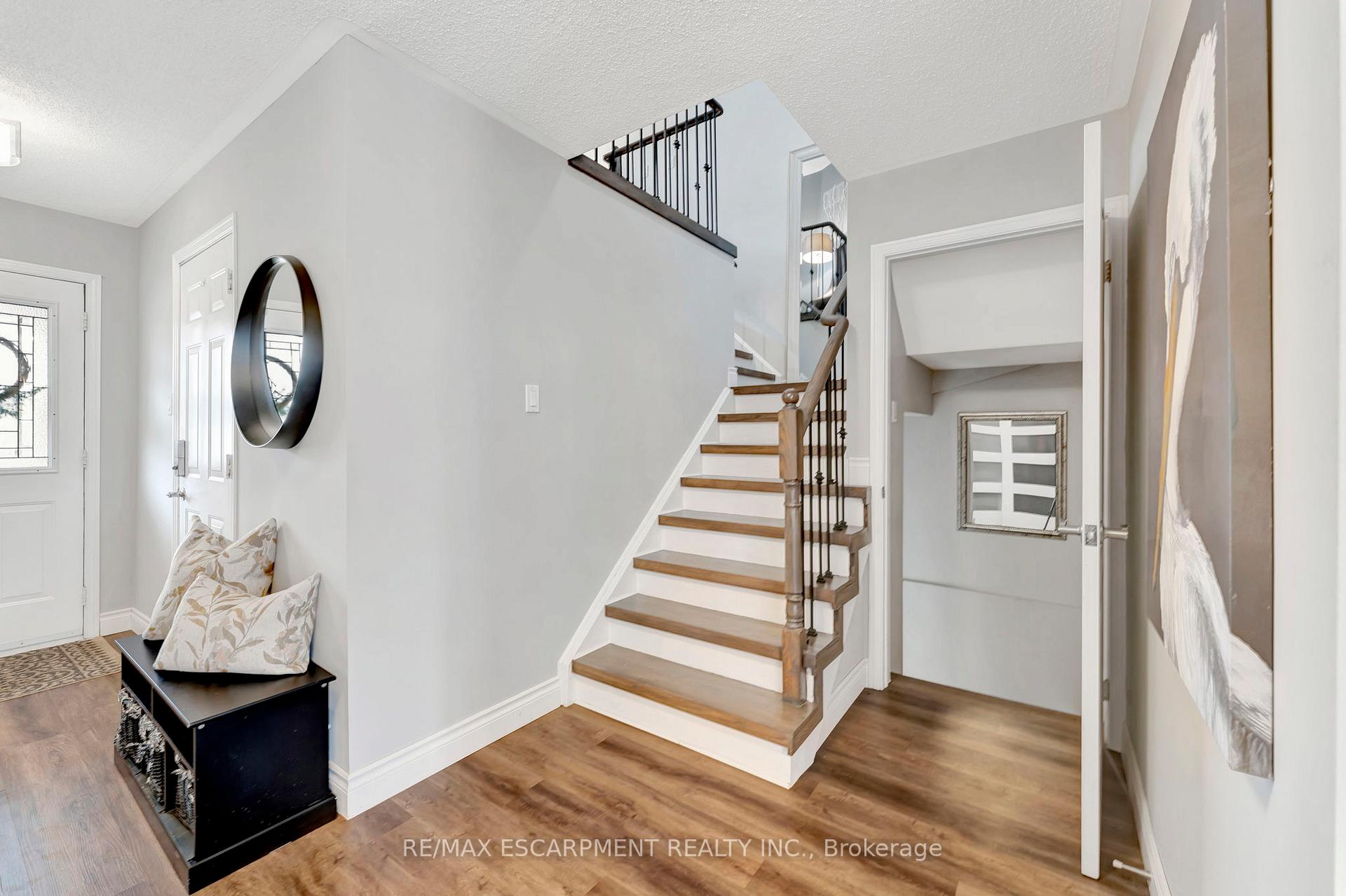Photo 7 of 112 Harnesworth Crescent, Hamilton, Waterdown — HOMEH