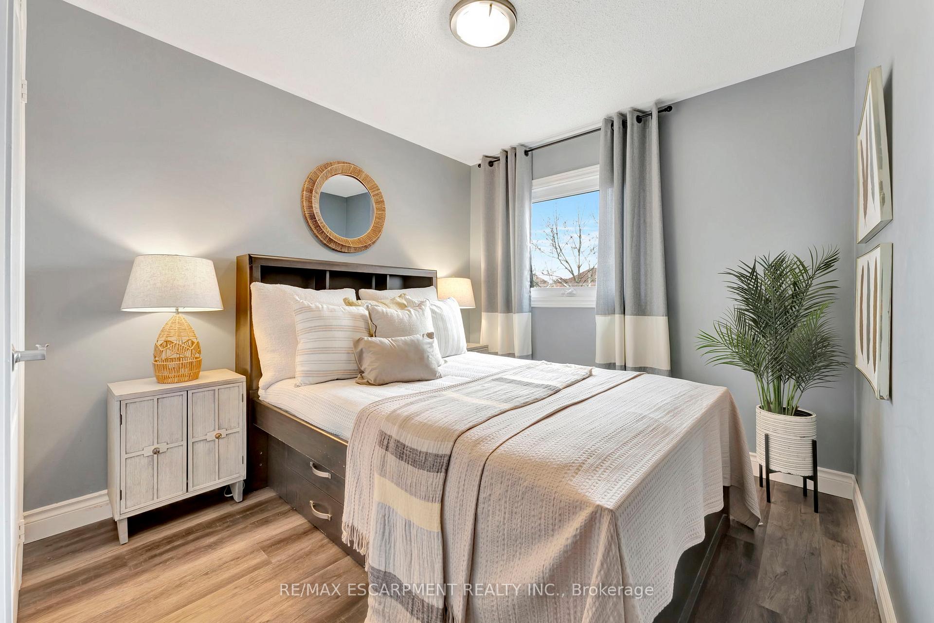 Photo 9 of 112 Harnesworth Crescent, Hamilton, Waterdown — HOMEH