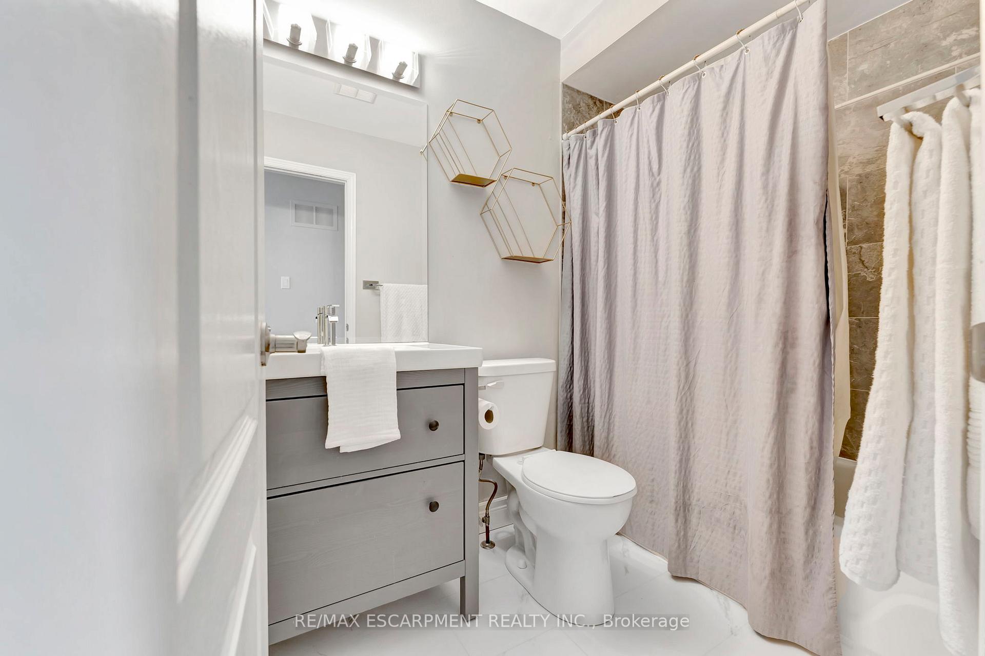 Photo 15 of 112 Harnesworth Crescent, Hamilton, Waterdown — HOMEH